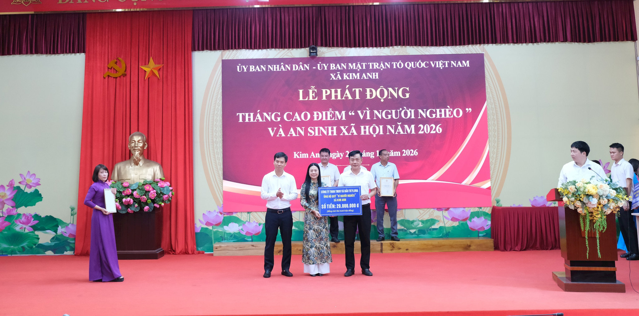 Lãnh đạo UBND, Ủy ban MTTQ xã Kim Anh tiếp nhận quà quyên góp hỗ trợ quỹ vì người nghèo. Ảnh: Sỹ Hào