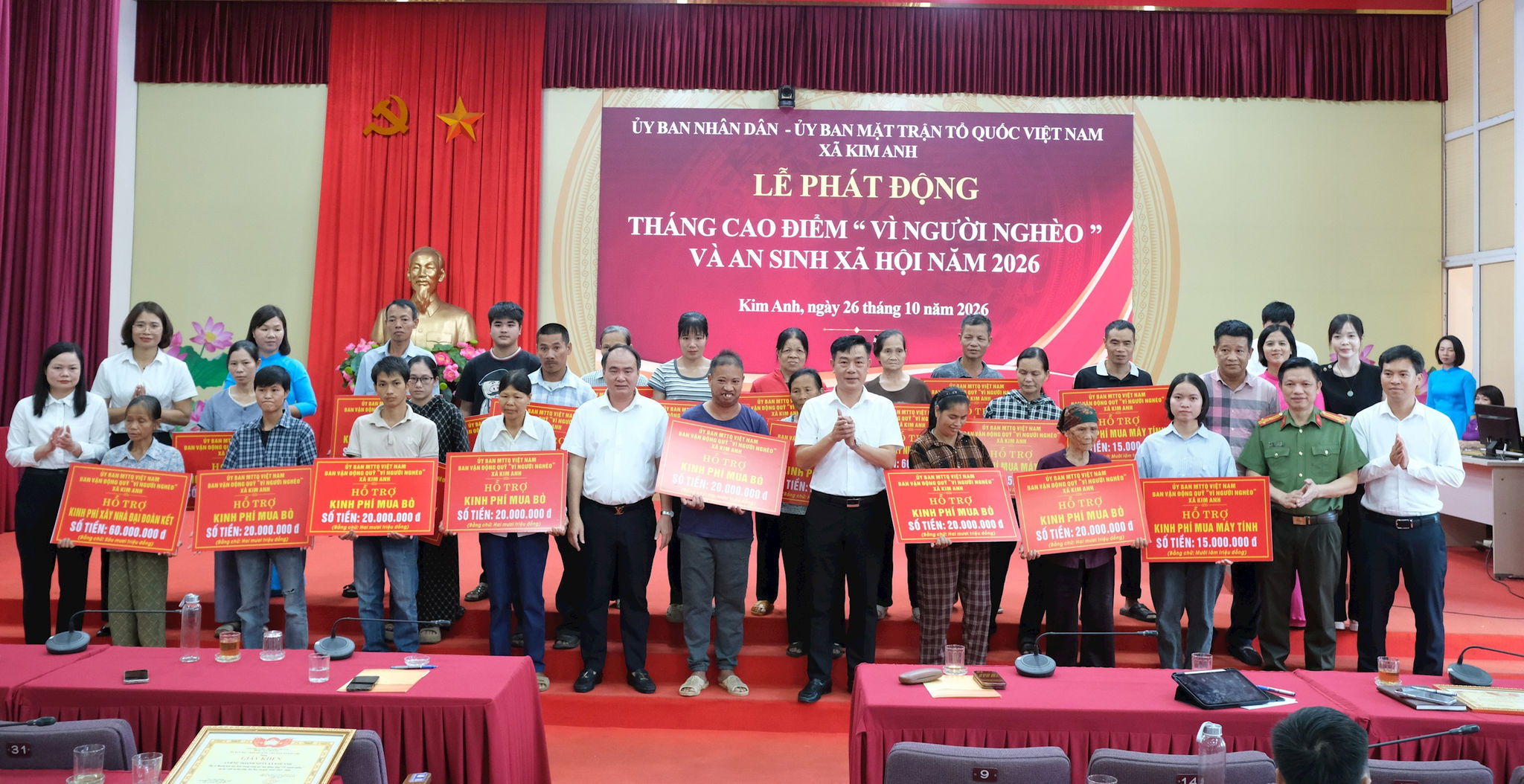 Lãnh đạo Đảng ủy, UBND, UBMTTQ xã Kim Anh cùng các ban ngành đoàn thể trao biển ghi nhận số tiền ủng hộ giúp đỡ từ các tấm lòng hảo tâm đến những hộ gia đình nghèo, có hoàn cảnh khó khăn tại xã. Ảnh: Sỹ Hào
