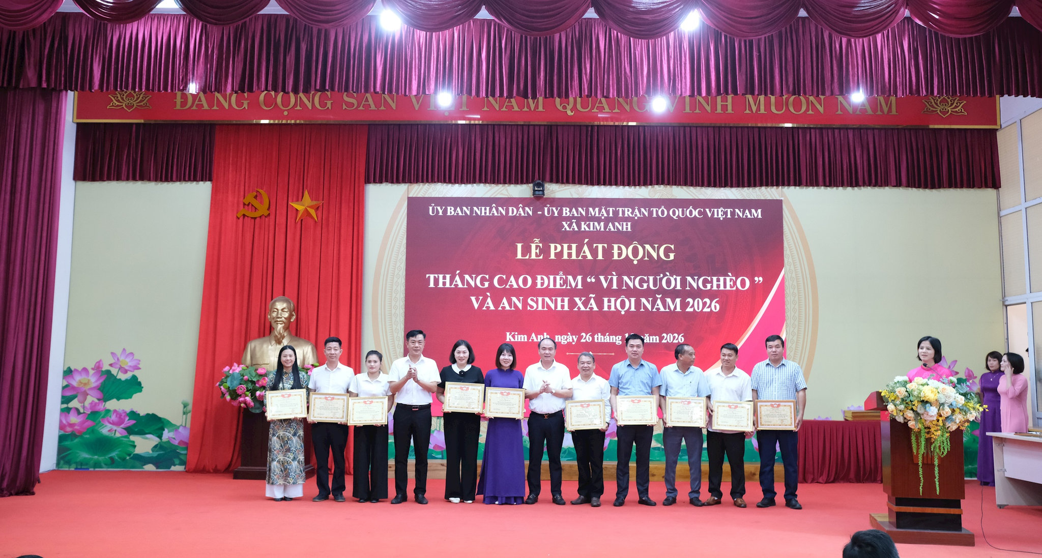 Lãnh đạo Đảng ủy, UBMTTQ xã Kim Anh trao giấy khen cho đại diện các tổ chức cá nhân có thành tích trong phong trào hỗ trợ người nghèo trên địa bàn xã. Ảnh: Sỹ Hào