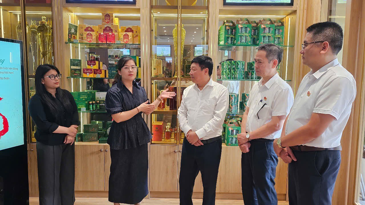 doan-kiem-tra-khao-sat-tinh-hinh-san-xuat-kinh-doanh-phat-trien-hang-viet-tai-tap-doan-y-duoc-sam-ngoc-linh-viet-nam-va-vuon-thanh-long-tai-xa-thuan-an.-anh-pv.jpeg