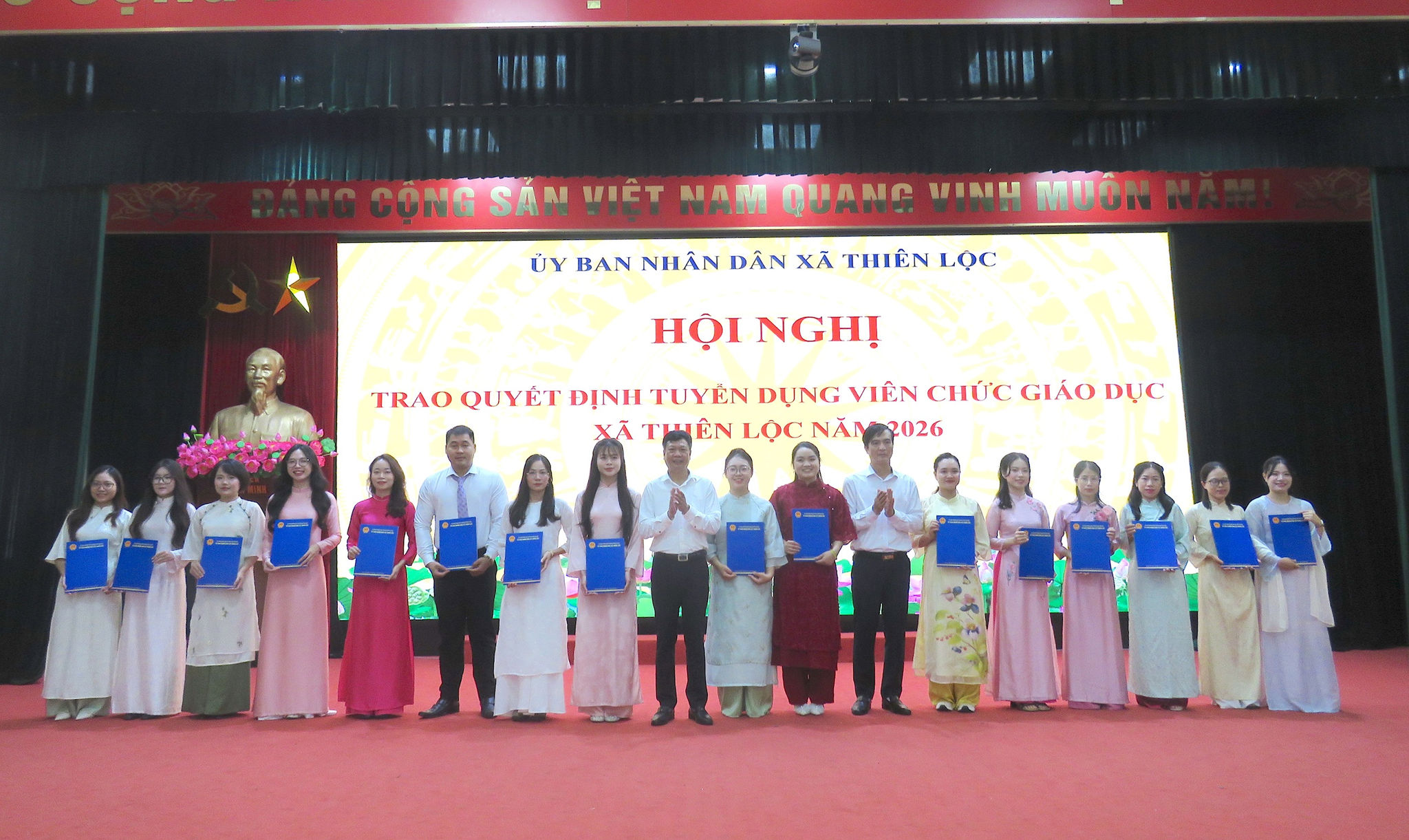 Lãnh đạo xã Thiên Lộc trao quyết định tuyển dụng cho các giáo viên. Ảnh: PV