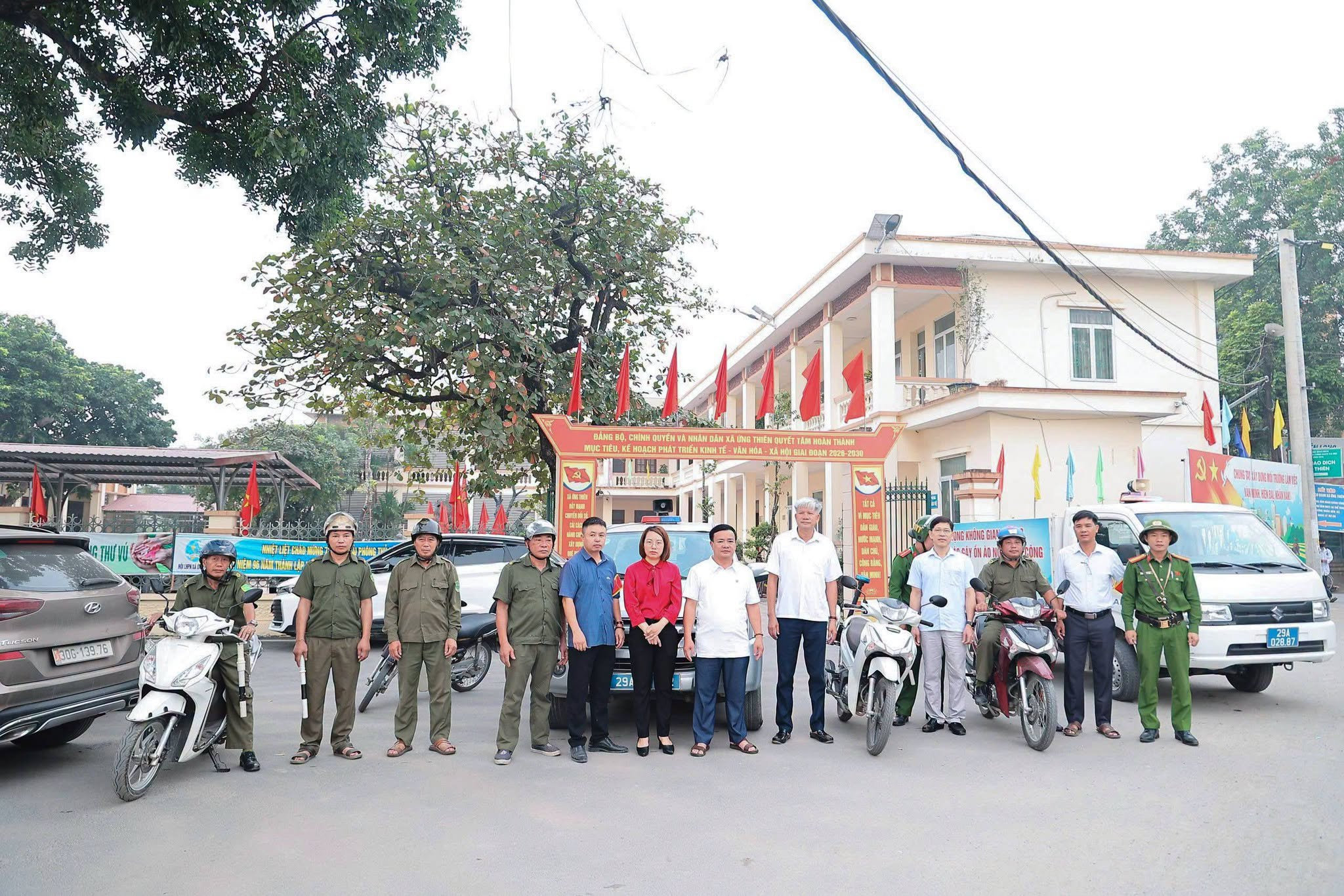 Các lực lượng ra quân thực hiện nhiệm vụ giải toả chợ tạm, chợ cóc. Ảnh: Lê Hoa