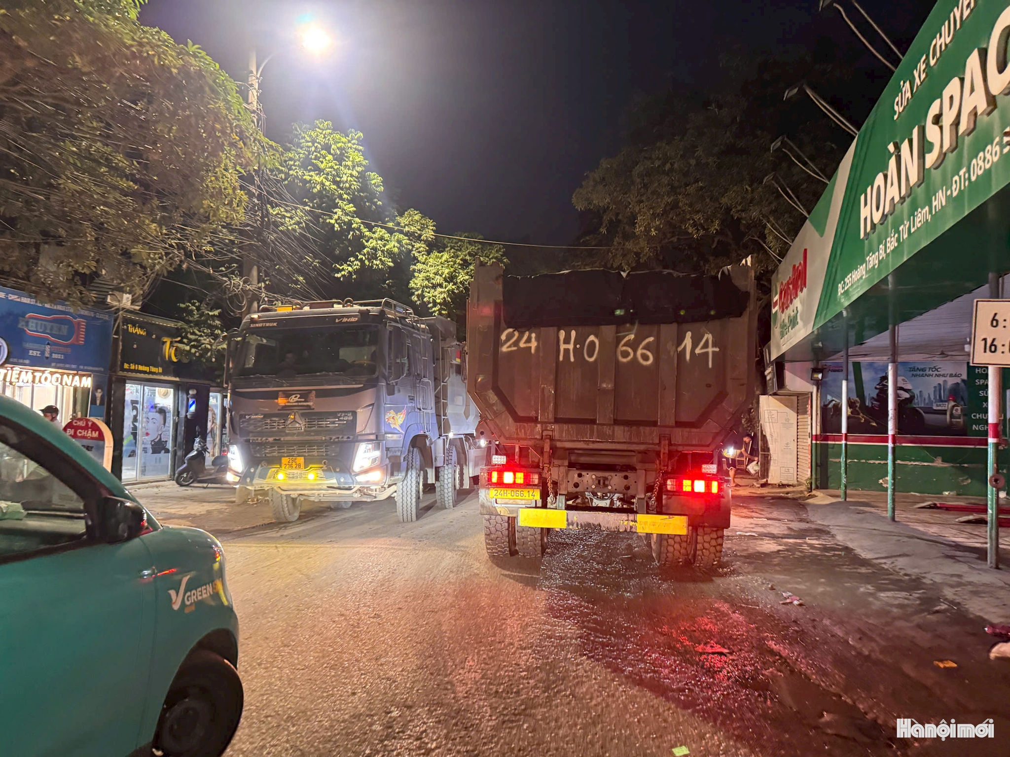 Lưu lượng xe tải vận chuyển đất, vật liệu xây dựng tăng cao, trong khi người dân vẫn lưu thông thường xuyên trên tuyến đường, khiến nguy cơ ùn tắc, mất an toàn giao thông và ảnh hưởng vệ sinh môi trường cần được kiểm soát chặt chẽ.