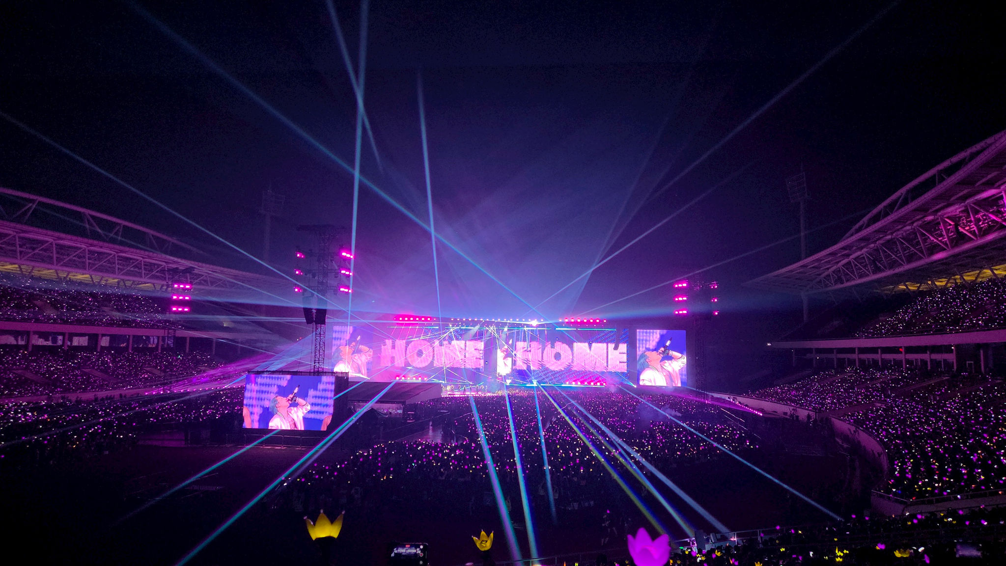 Trong suốt đêm diễn biển lightstick rực rỡ chuyển động. Ảnh: Quỳnh Phương