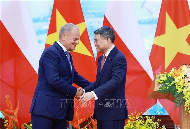 Thủ tướng Lê Minh Hưng và Thủ tướng Cộng hòa Ba Lan Donald Tusk tại cuộc gặp gỡ báo chí. Ảnh: Dương Giang/TTXVN