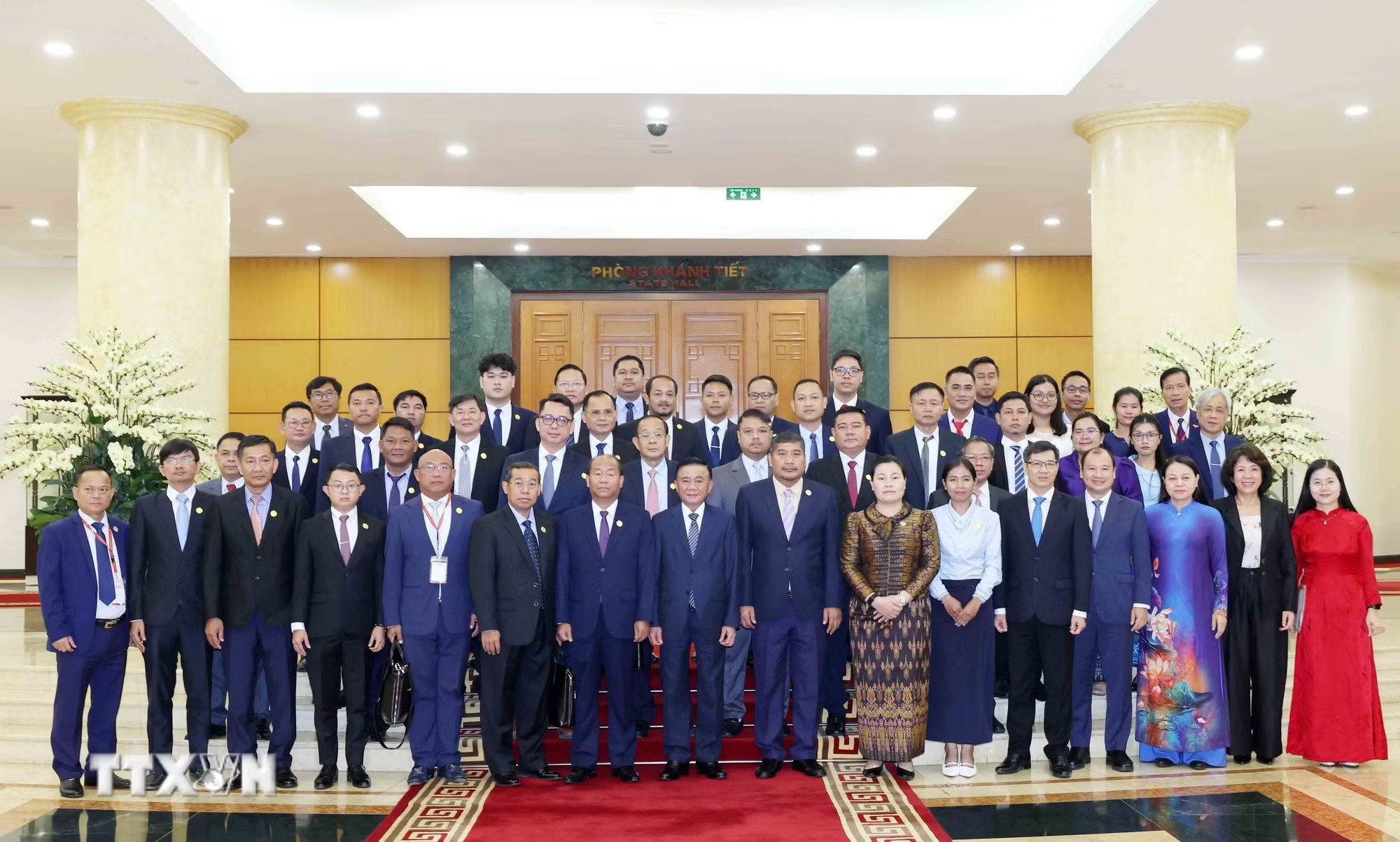 Thường trực Ban Bí thư Trần Cẩm Tú cùng Đoàn cán bộ lãnh đạo trẻ Đảng Nhân dân Campuchia. (Ảnh: Phương Hoa/TTXVN)