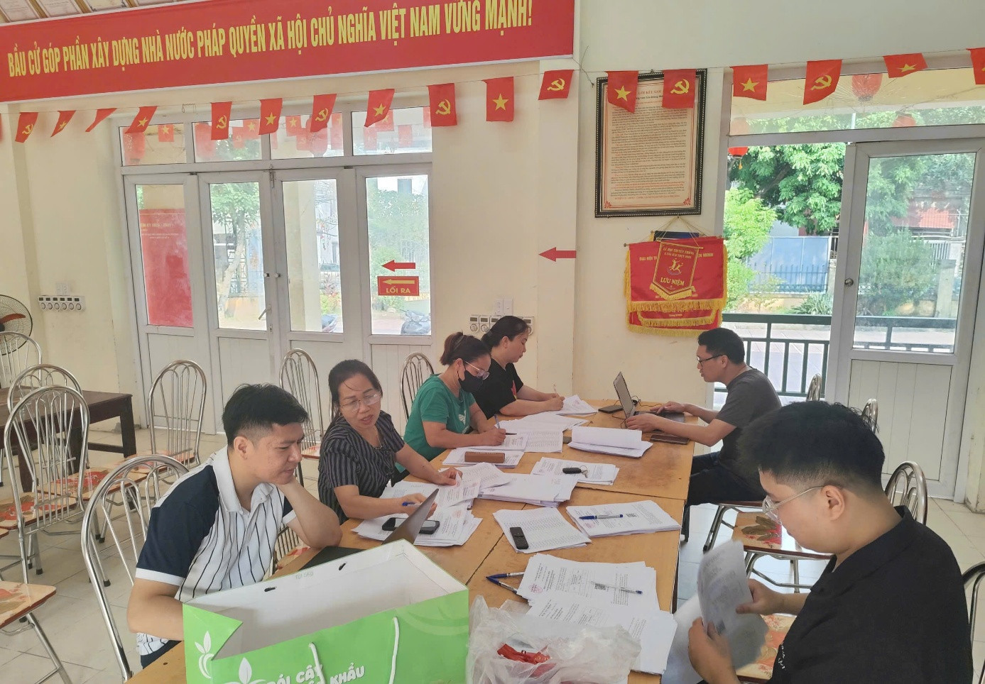 Thôn Đồng Tháp rà soát, phân loại, tổng hợp và thực hiện kiểm phiếu. Ảnh: Khuất Hiền