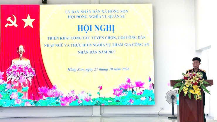 Trung tá Phạm Văn Hải, Phó Chỉ huy trưởng Ban Chỉ huy quân sự xã Hồng Sơn thông qua các Quyết định và Kế hoạch triển khai công tác tuyển quân năm 2027. Ảnh: Nguyễn Cường