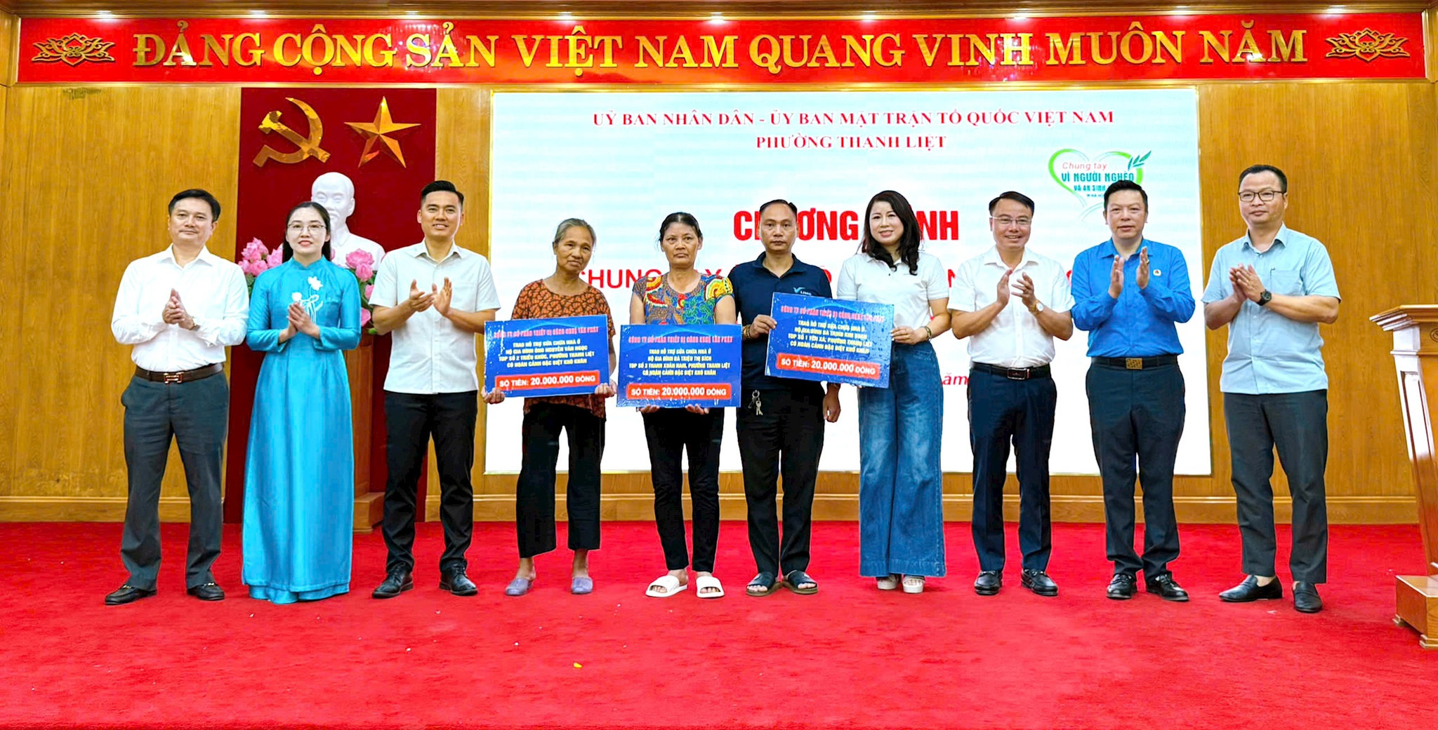 Lãnh đãnh đạo phường Thanh Liệt trao kinh phí hỗ trợ sửa chữa nhà Đại đoàn kết cho 3 hộ gia đình có hoàn cảnh đặc biệt khó khăn trên địa bàn. Ảnh: PV