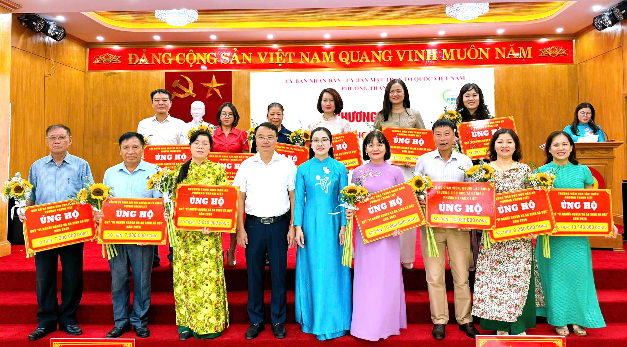 Cán bộ, giáo viên, người lao động ủng hộ tại lễ phát động. Ảnh: PV