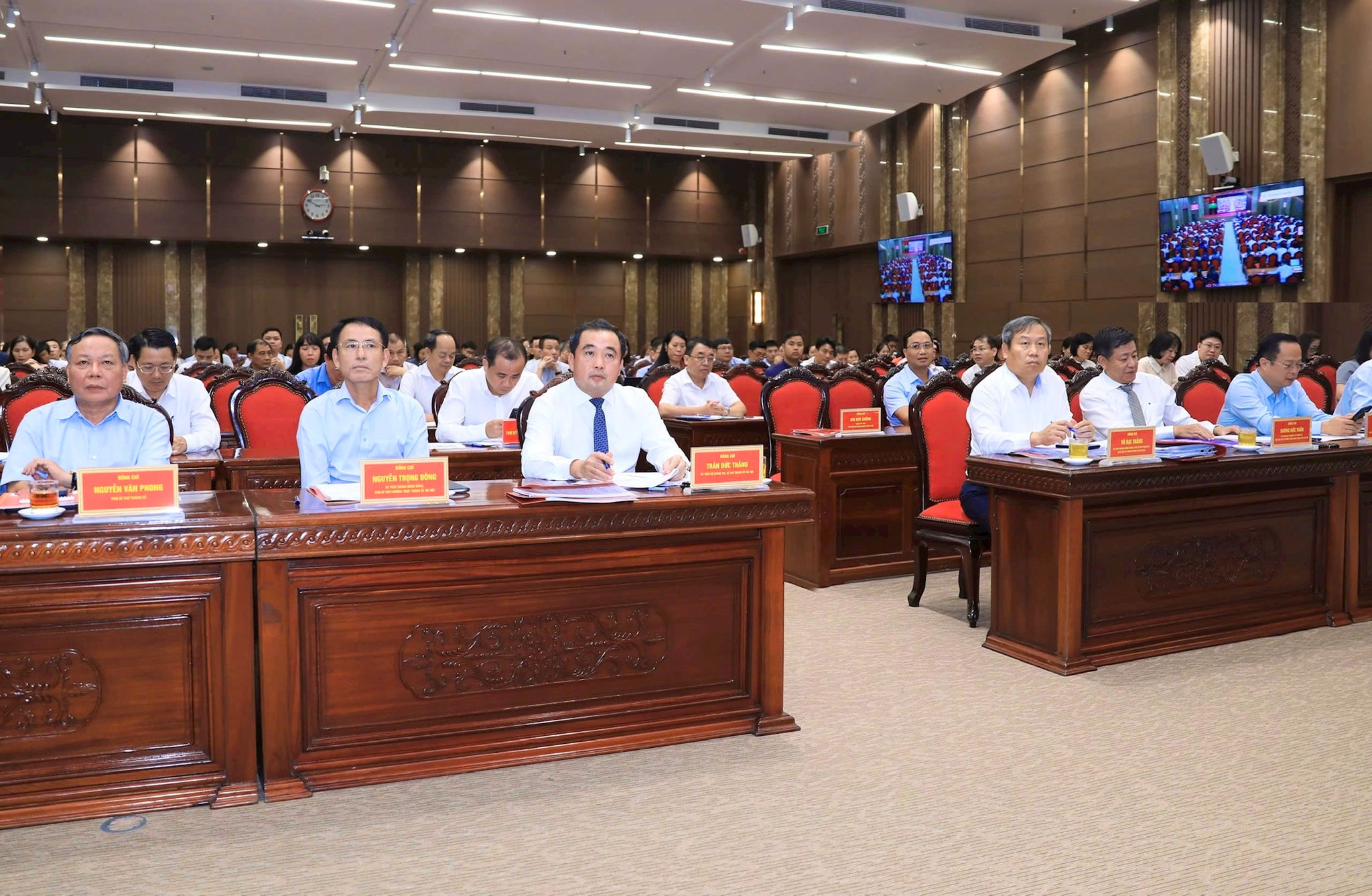 Bí thư Thành ủy Hà Nội Trần Đức Thắng và các đồng chí lãnh đạo thành phố Hà Nội dự hội nghị tại điểm cầu Thành ủy. Ảnh: Quang Thái