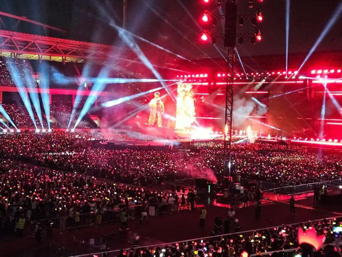 Chương trình “BIGBANG 2026-2027 World Tour tại Hà Nội - XX: COSMOS” thu hút khoảng 90.000 lượt khán giả, ước tính tổng thu từ khách du lịch trong dịp này là 750 tỷ đồng. Ảnh: M.H