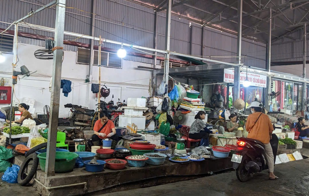 Khu vực này trong chợ sáng Đại Mỗ trước đây là điểm trông xe cho người đi chợ nhưng sau khi chợ sửa chữa, cải tạo, bãi xe đã không còn. Ảnh: Hồng Quý