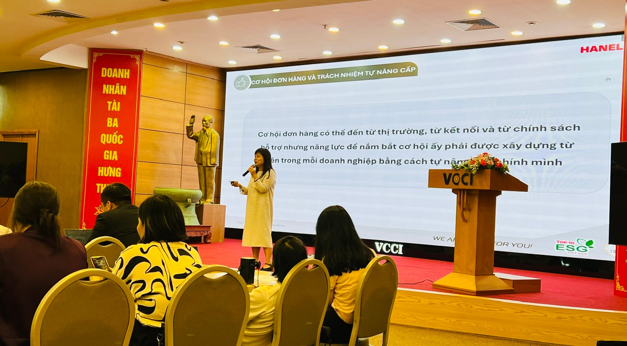 Bà Trần Thị Thu Trang, Chủ tịch Công ty cổ phần Công nghệ Thế hệ Mới Hanel PT chia sẻ giải pháp tháo gỡ điểm nghẽn trong sản xuất. Ảnh: Lê Hà
