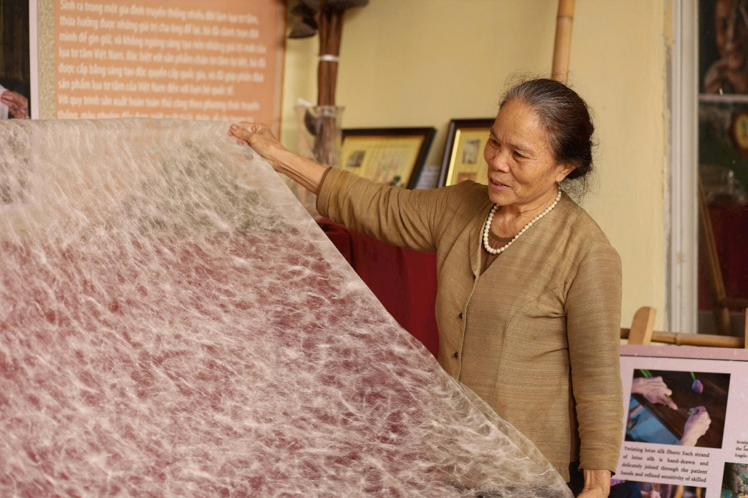 Nghệ nhân Ưu tú Phan Thị Thuận nâng cao giá trị nghề truyền thống từ sản phẩm lụa tơ sen. Ảnh: Thuý Huyền