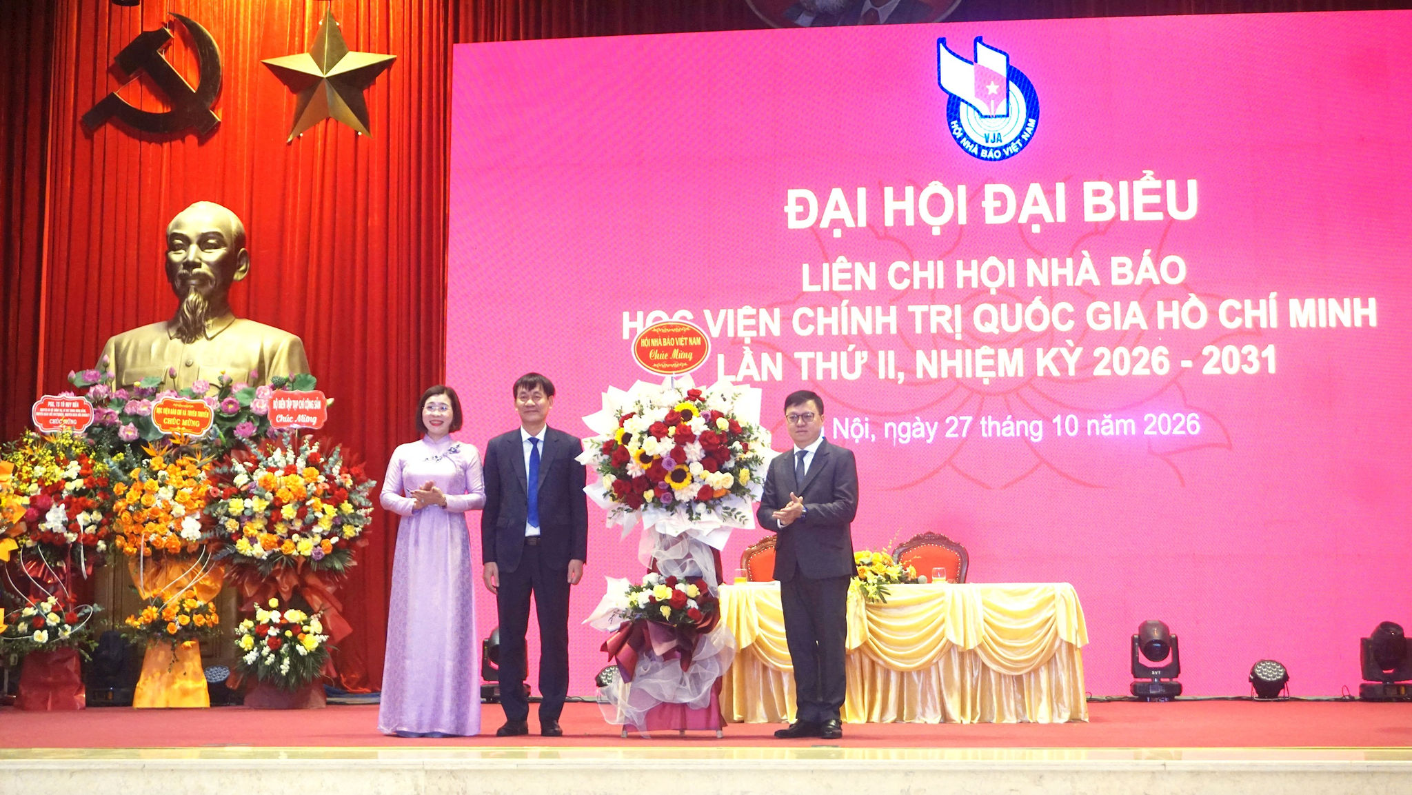 Đồng chí Lê Quốc Minh, Ủy viên Trung ương Đảng, Tổng Biên tập Báo Nhân Dân, Phó Trưởng ban Tuyên giáo Trung ương, Chủ tịch Hội Nhà báo Việt Nam tặng hoa chúc mừng Đại hội. Ảnh: B,Duy