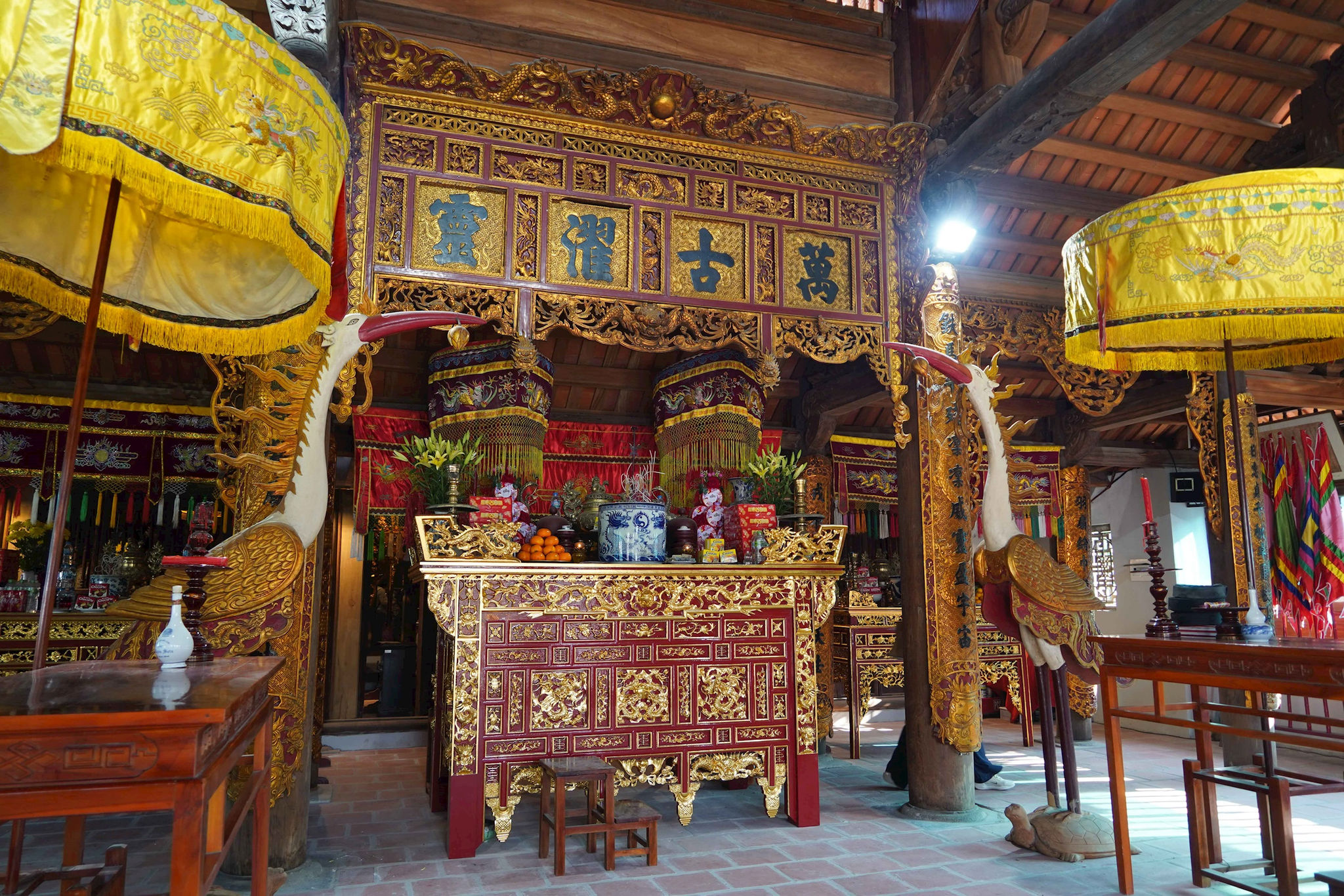 Hiện nay, đền Thanh Nhàn gồm bốn cung chính được bố cục theo kiểu “chữ tam” trên thế đất đồi cao dần, gồm cung Tiền tế, cung Đệ tam, cung Đệ nhị và cung Đệ nhất. Ảnh: Nam Pháp