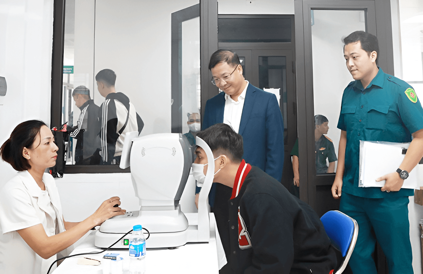 Ban Chỉ huy quân sự phường Vĩnh Hưng tổ chức khám sơ tuyển nghĩa vụ quân sự và thực hiện nghĩa vụ tham gia Công an nhân dân năm 2026. Ảnh: Anh Duy