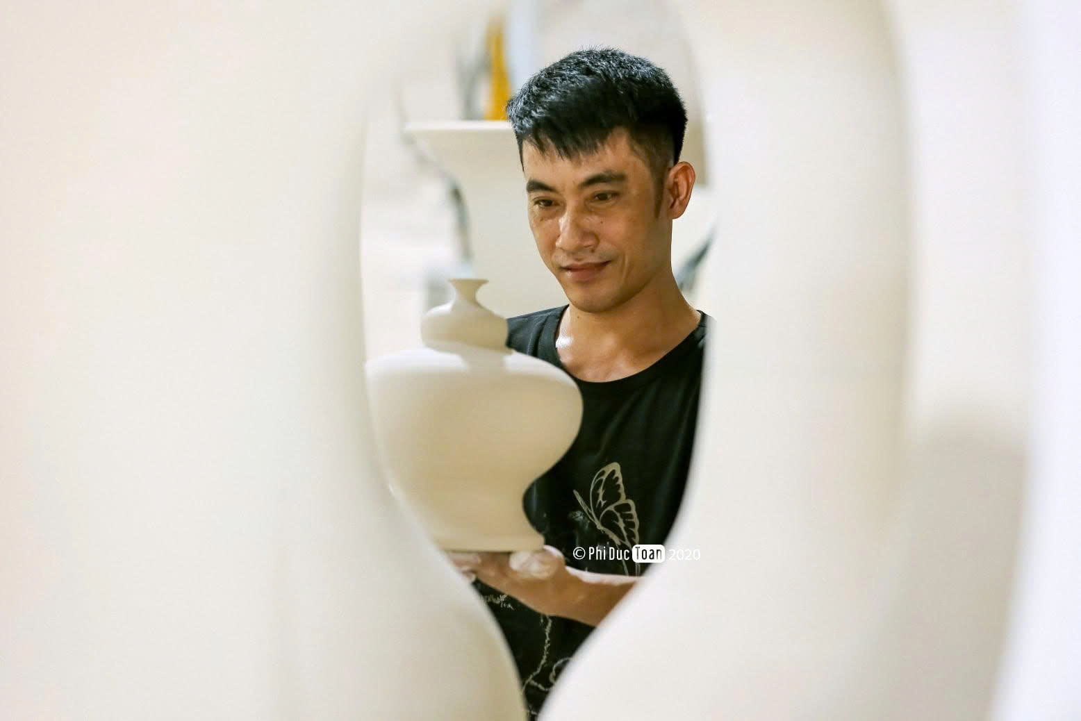 Giá trị của gốm Kim Lan còn ở hệ thống tri thức được tích lũy qua nhiều thế hệ. Ảnh: Đức Toàn
