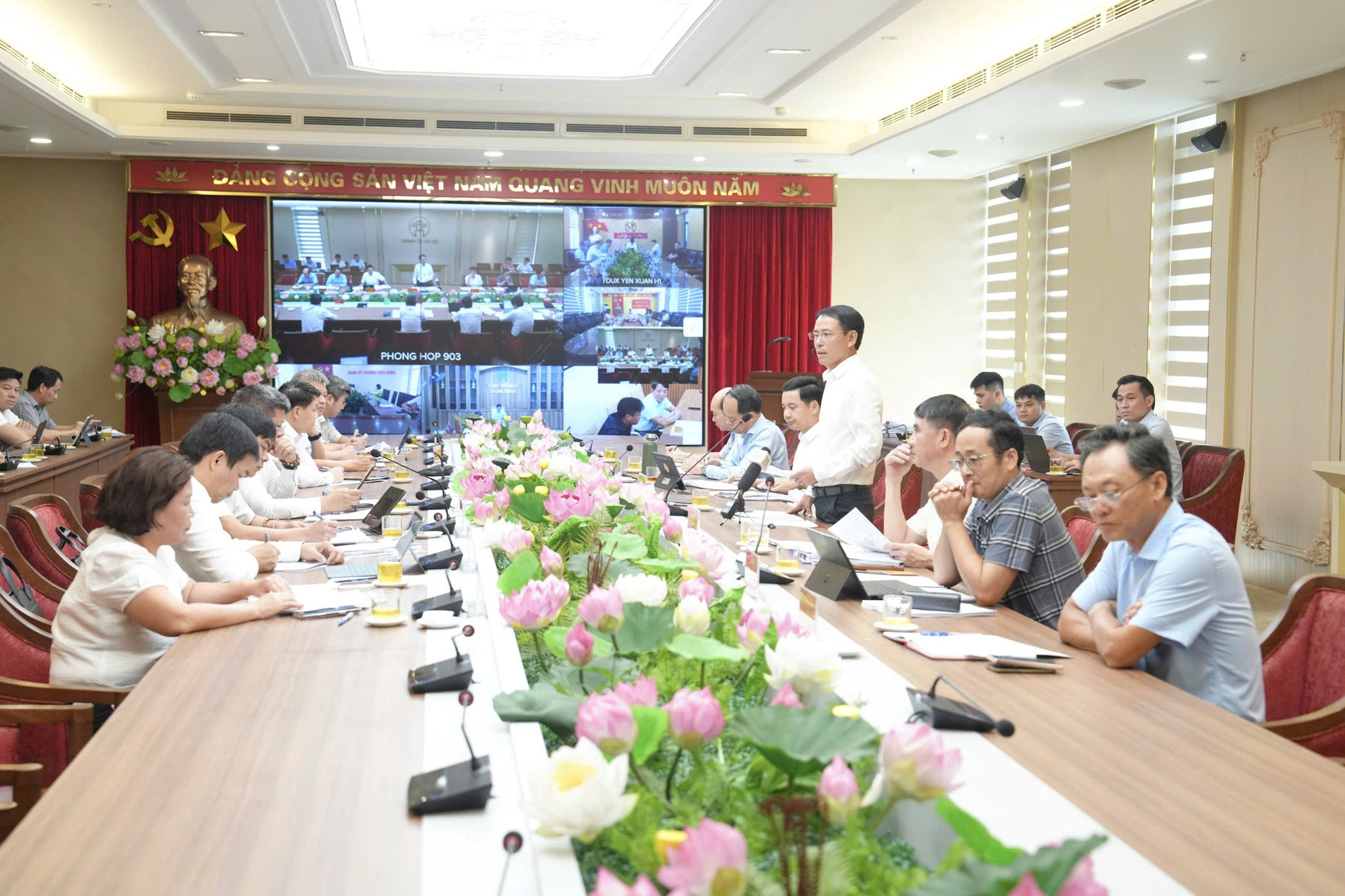 Phó Bí thư Thường trực Thành ủy Hà Nội Nguyễn Trọng Đông phát biểu tại cuộc họp ngày 22-10. Ảnh: Phạm Hùng