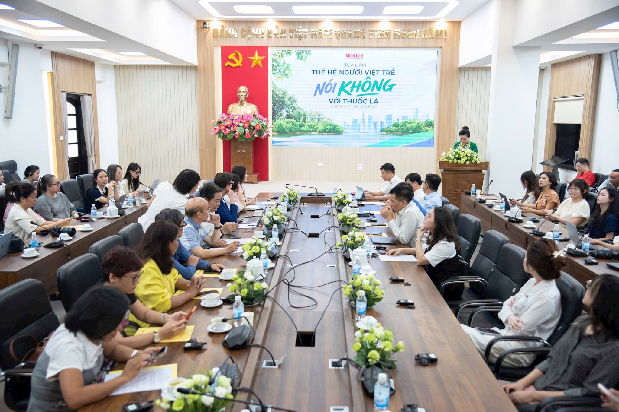 tọa đàm “Thế hệ người Việt trẻ nói không với thuốc lá” do Báo Nhân dân tổ chức ngày 27-10