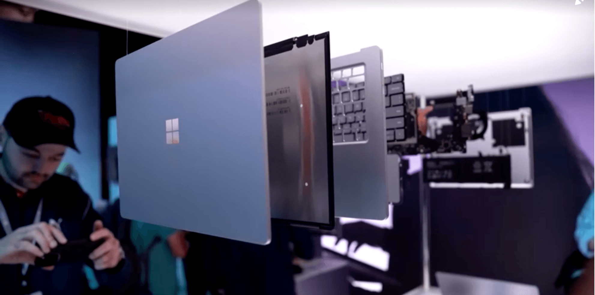 Microsoft giới thiệu dòng máy Surface Laptop Ultra mới tích hợp nền tảng AI tại sự kiện ra mắt sản phẩm của tập đoàn vào đầu tháng 10. Ảnh: Reuters