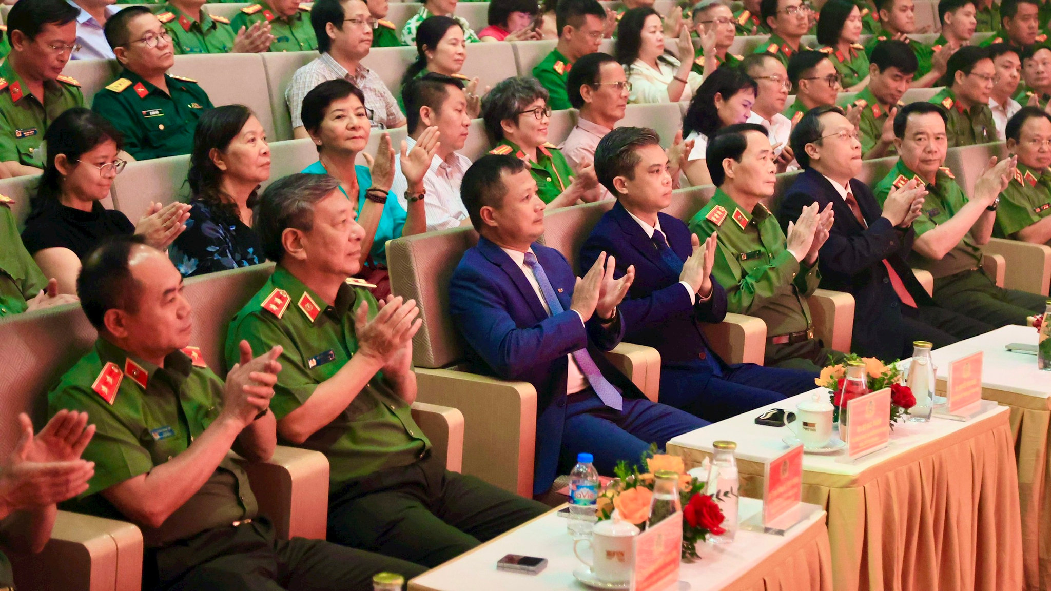 Các đại biểu tham dự buổi lễ. Ảnh: Nguyễn Ngọc