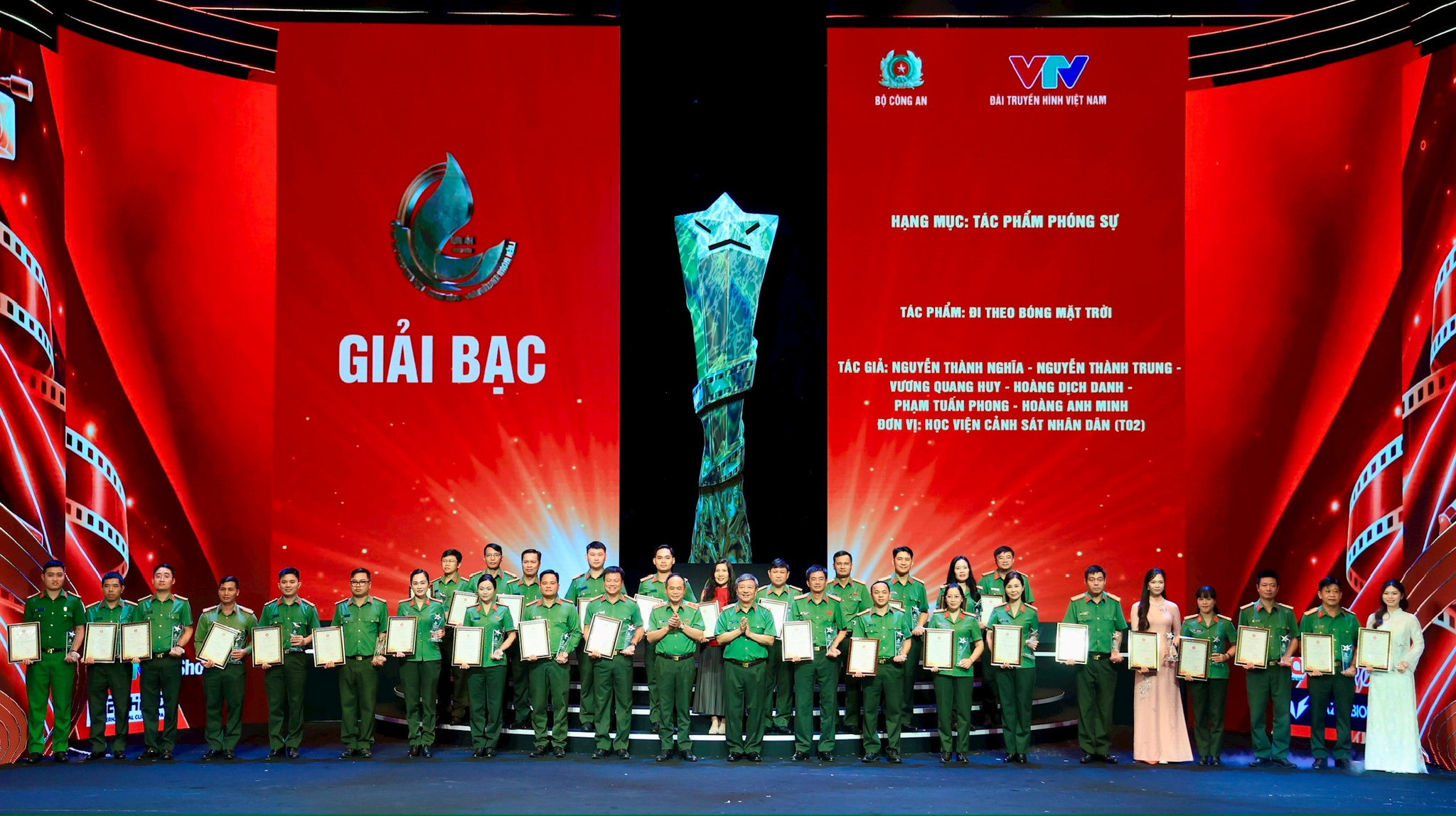 Trao giải Bạc cho các tác giả xuất sắc. Ảnh: Nguyễn Ngọc