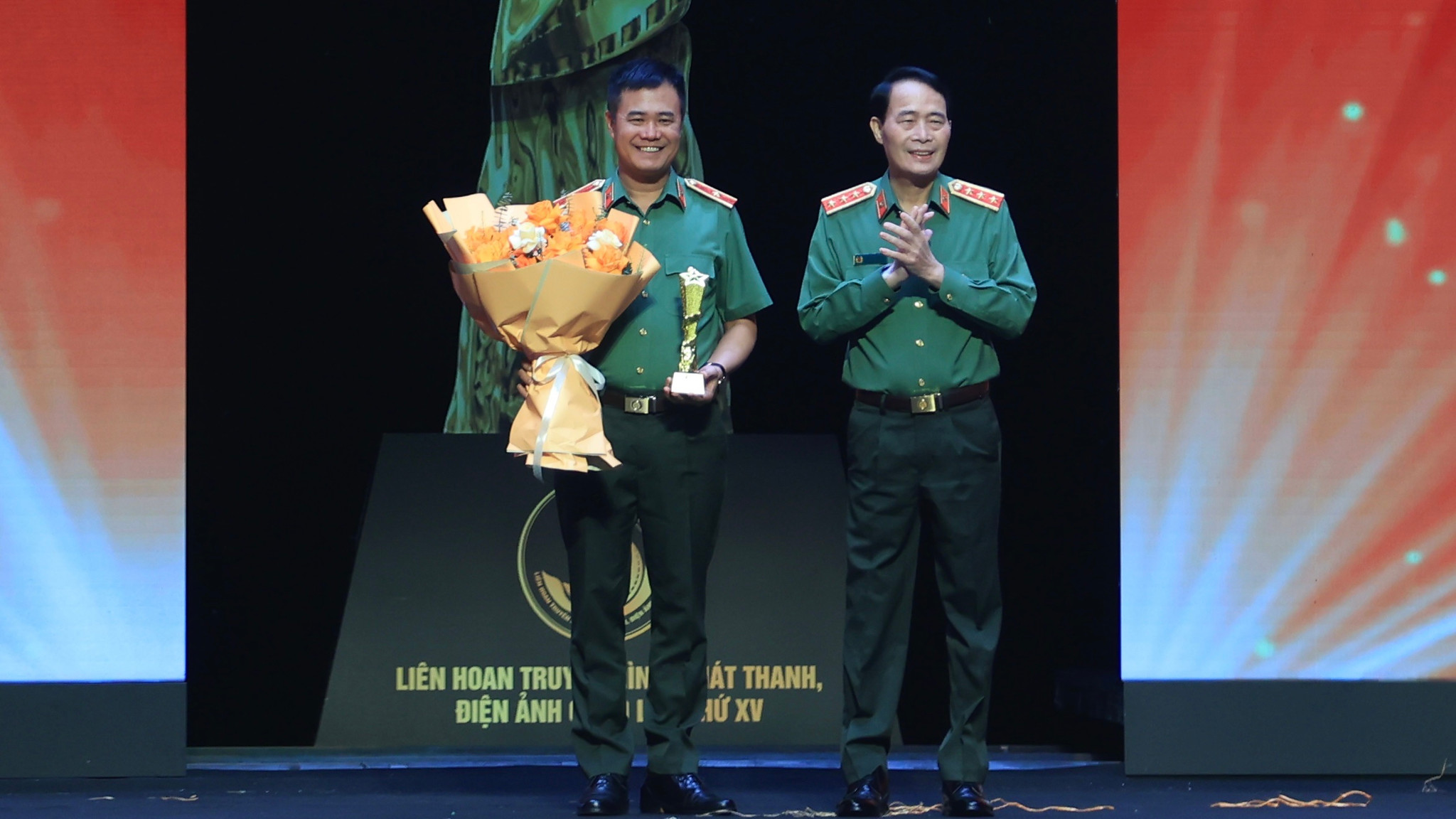 Thượng tướng Lê Quốc Hùng, Ủy viên Trung ương Đảng, Thứ trưởng Bộ Công an, Chủ tịch liên hoan trao giải Nhất toàn đoàn cho Công an thành phố Hà Nội. Ảnh: Nguyễn Ngọc
