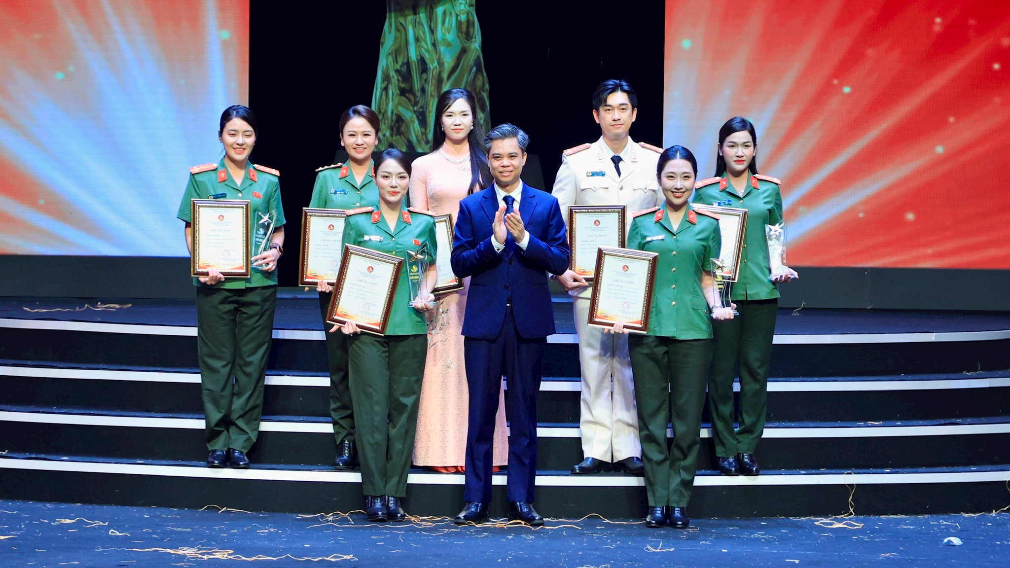 Trao giải Vàng, giải Bạc cho phát thanh viên, người dẫn chương trình xuất sắc. Ảnh: Nguyễn Ngọc