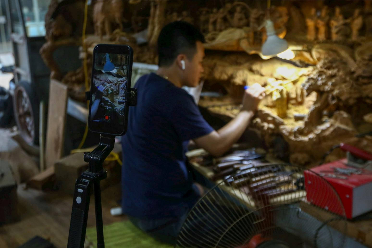 Làng nghề mộc Ngọc Than quảng bá sản phẩm làng nghề trên nền tảng số. Ảnh: Khánh Huy