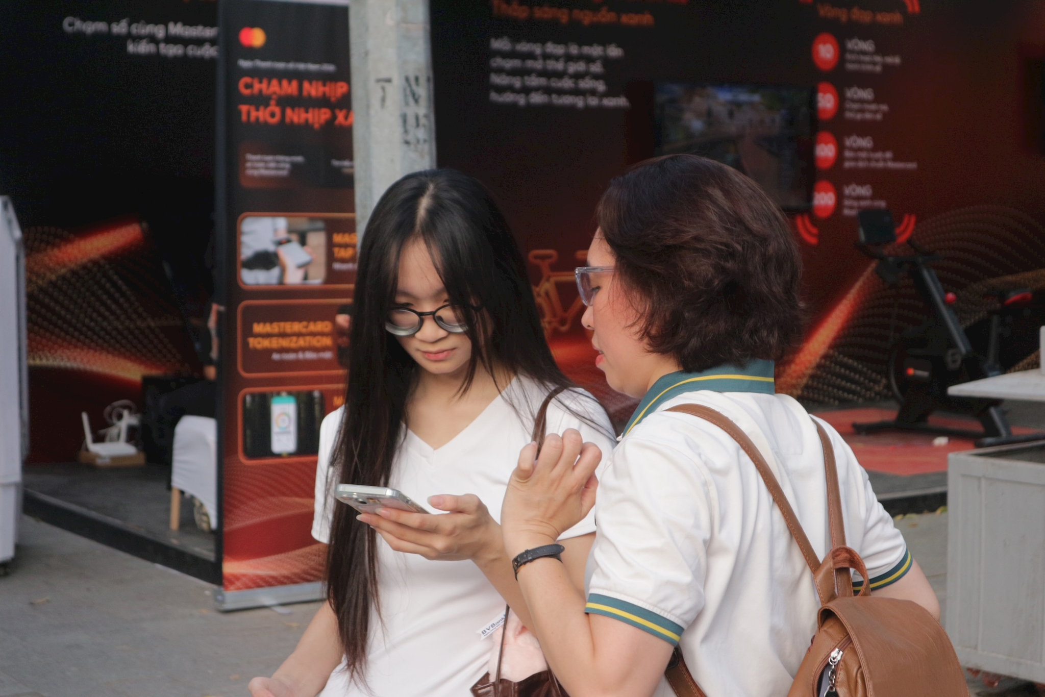 Người trẻ cần chủ động lập kế hoạch chi tiêu dựa trên thu nhập thực tế. Ảnh: Ngọc Hoa