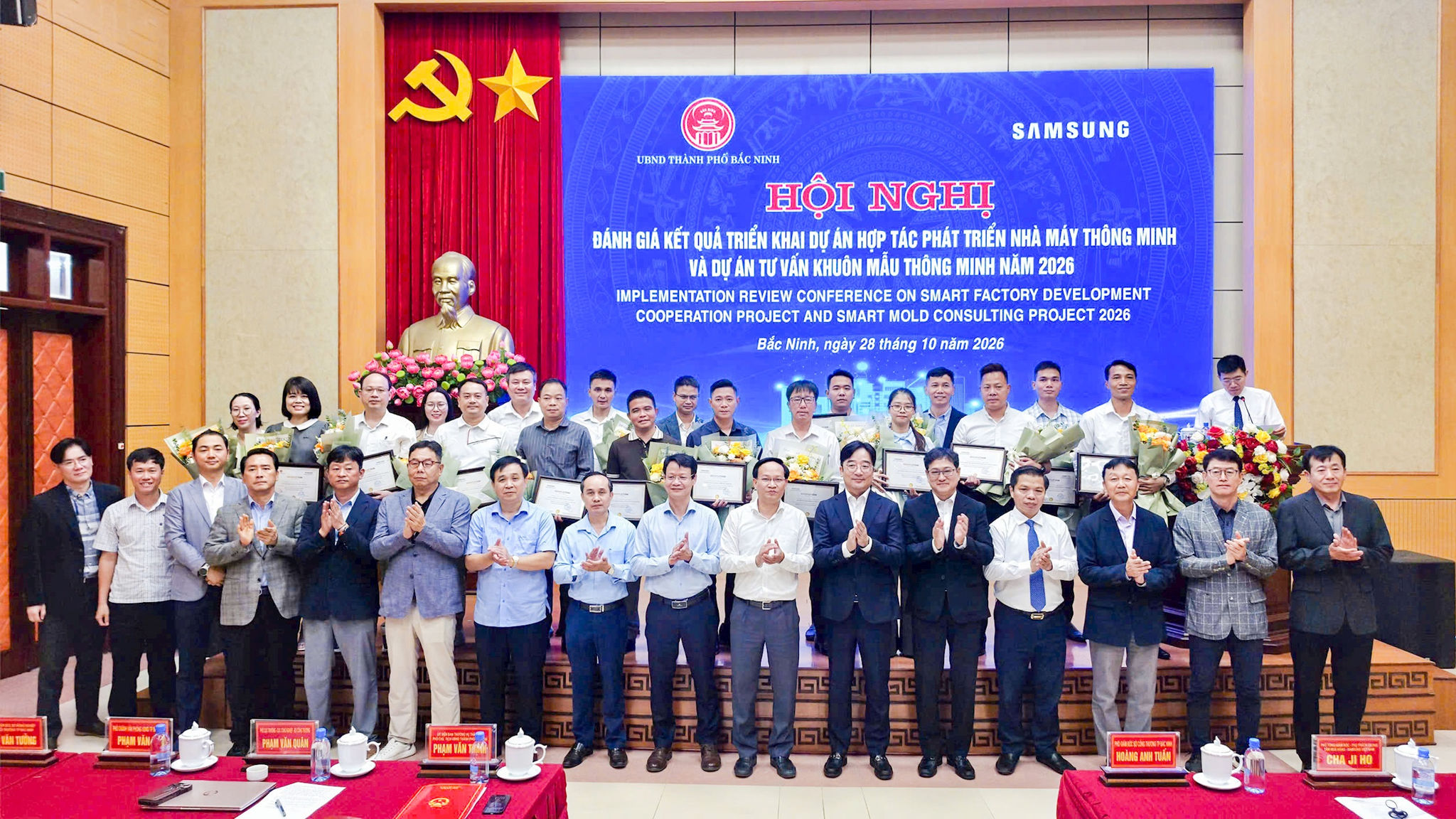 cac-dai-bieu-va-dai-dien-doanh-nghiep-chup-anh-luu-niem-tai-hoi-nghi.jpg