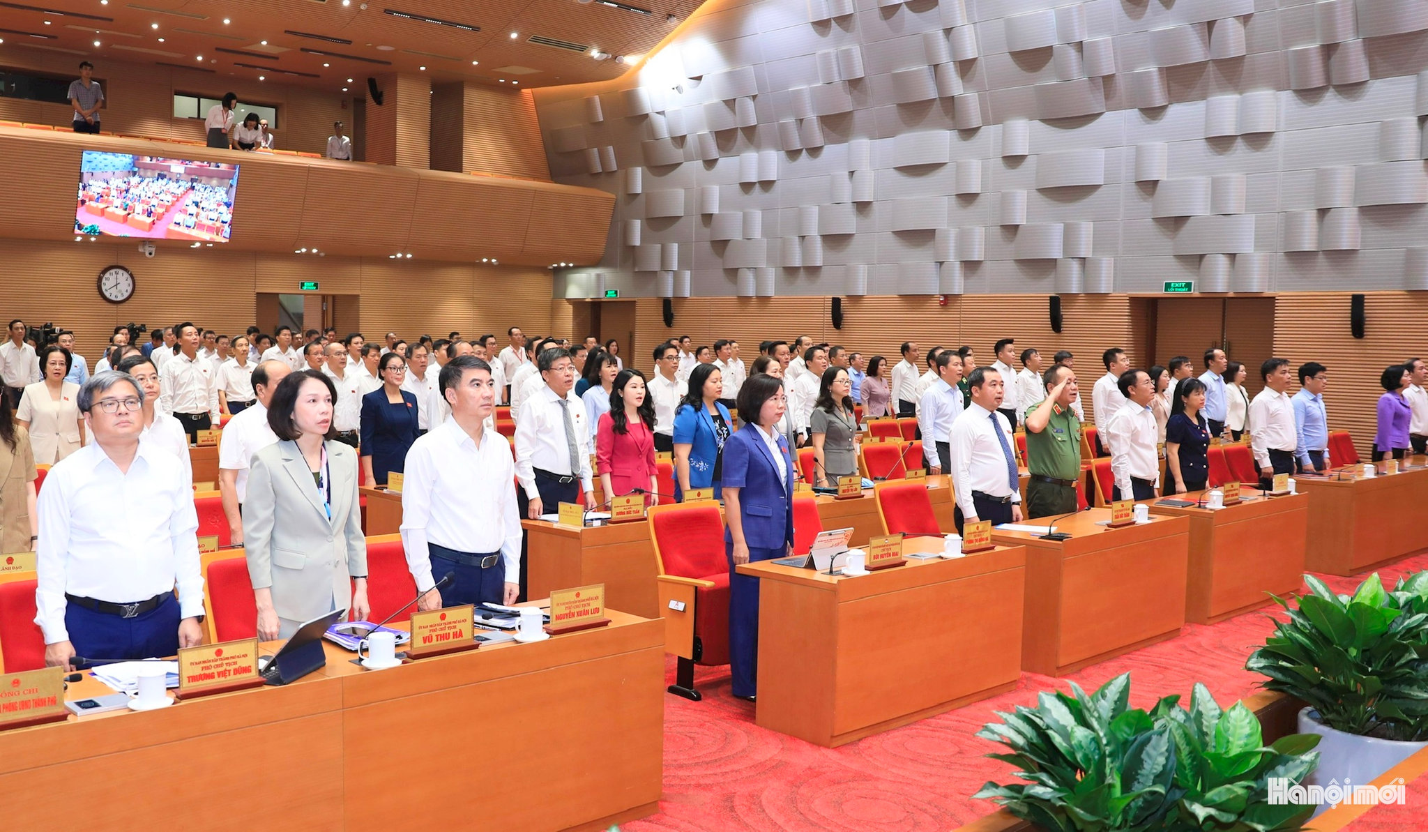 Bí thư Thành ủy Hà Nội Trần Đức Thắng cùng các đại biểu dự kỳ họp thực hiện nghi thức chào cờ.
