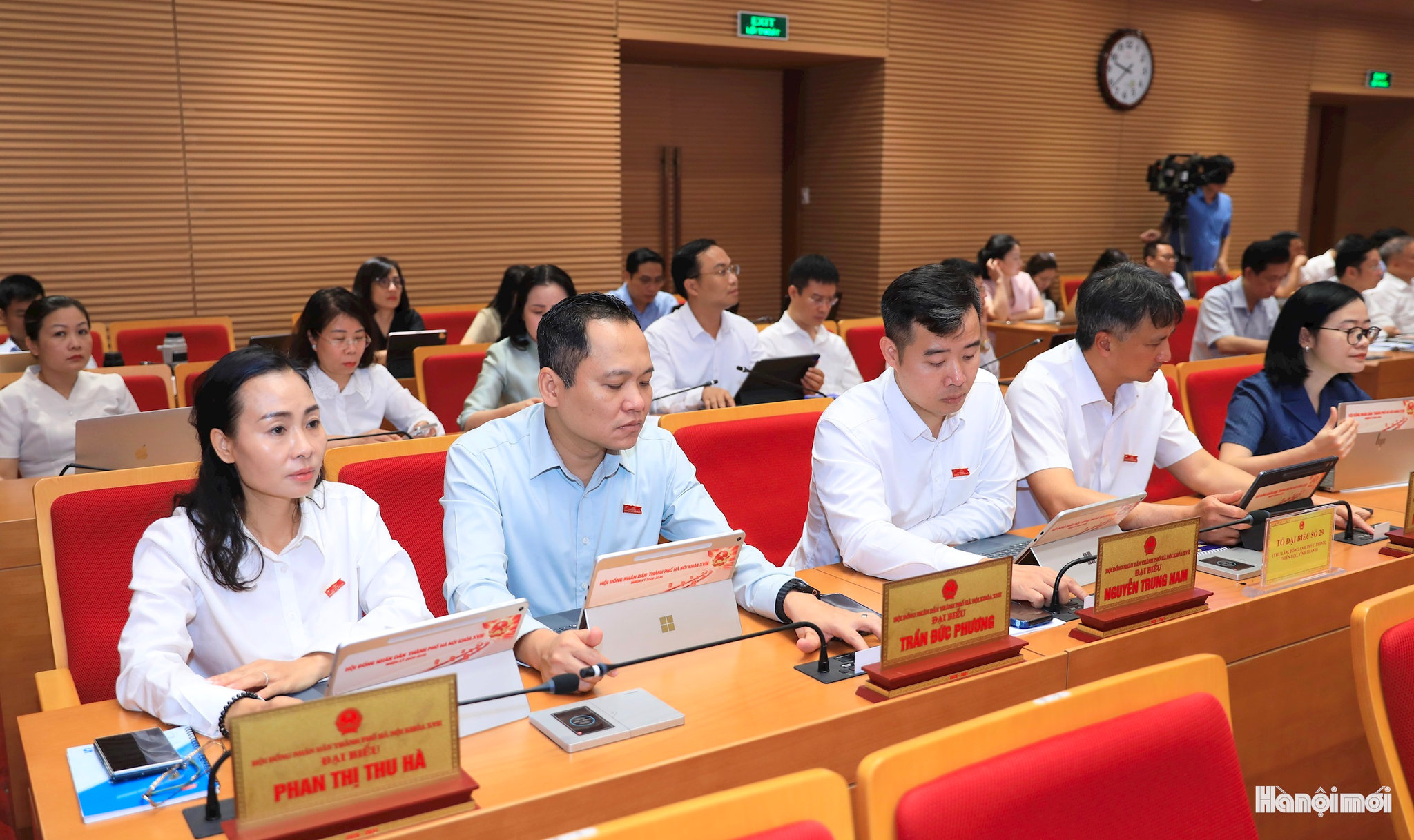 Các đại biểu bấm nút biểu quyết tại kỳ họp.