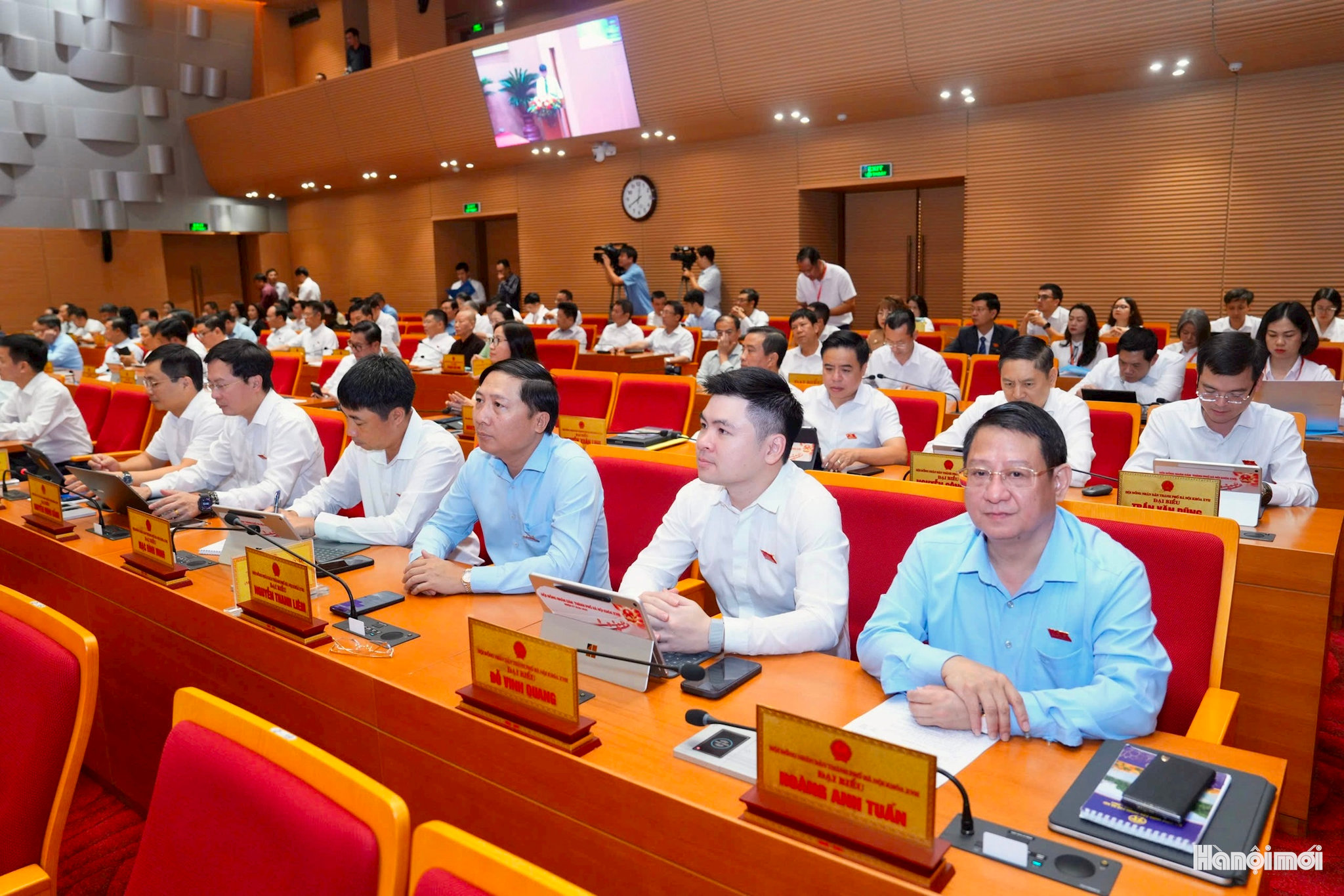 Các đại biểu dự kỳ họp.