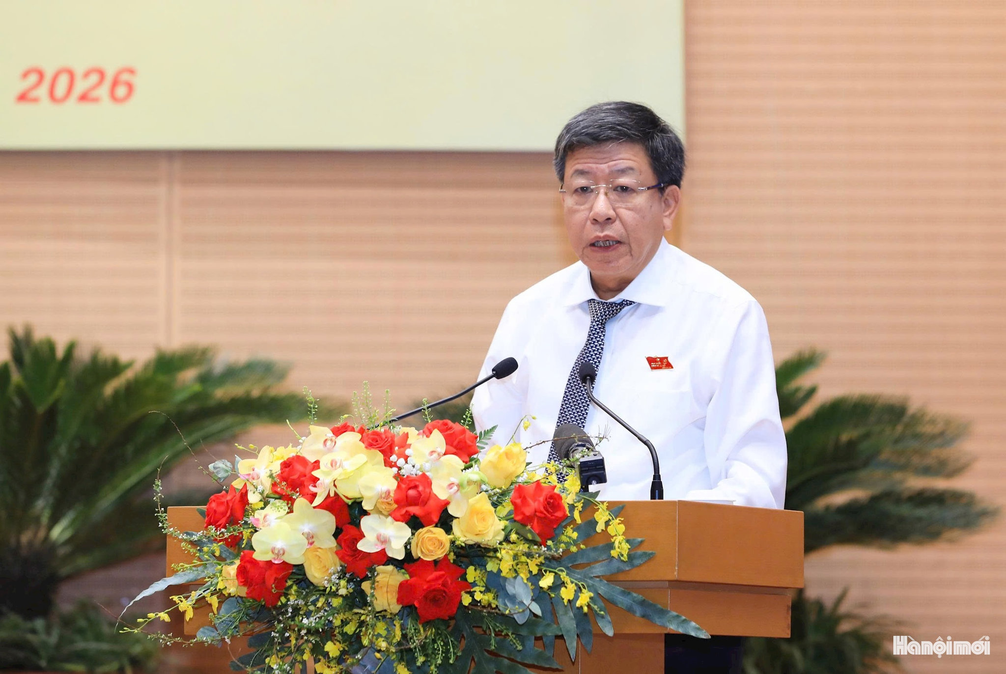 Phó Chủ tịch Thường trực UBND thành phố Hà Nội Dương Đức Tuấn báo cáo tại kỳ họp.