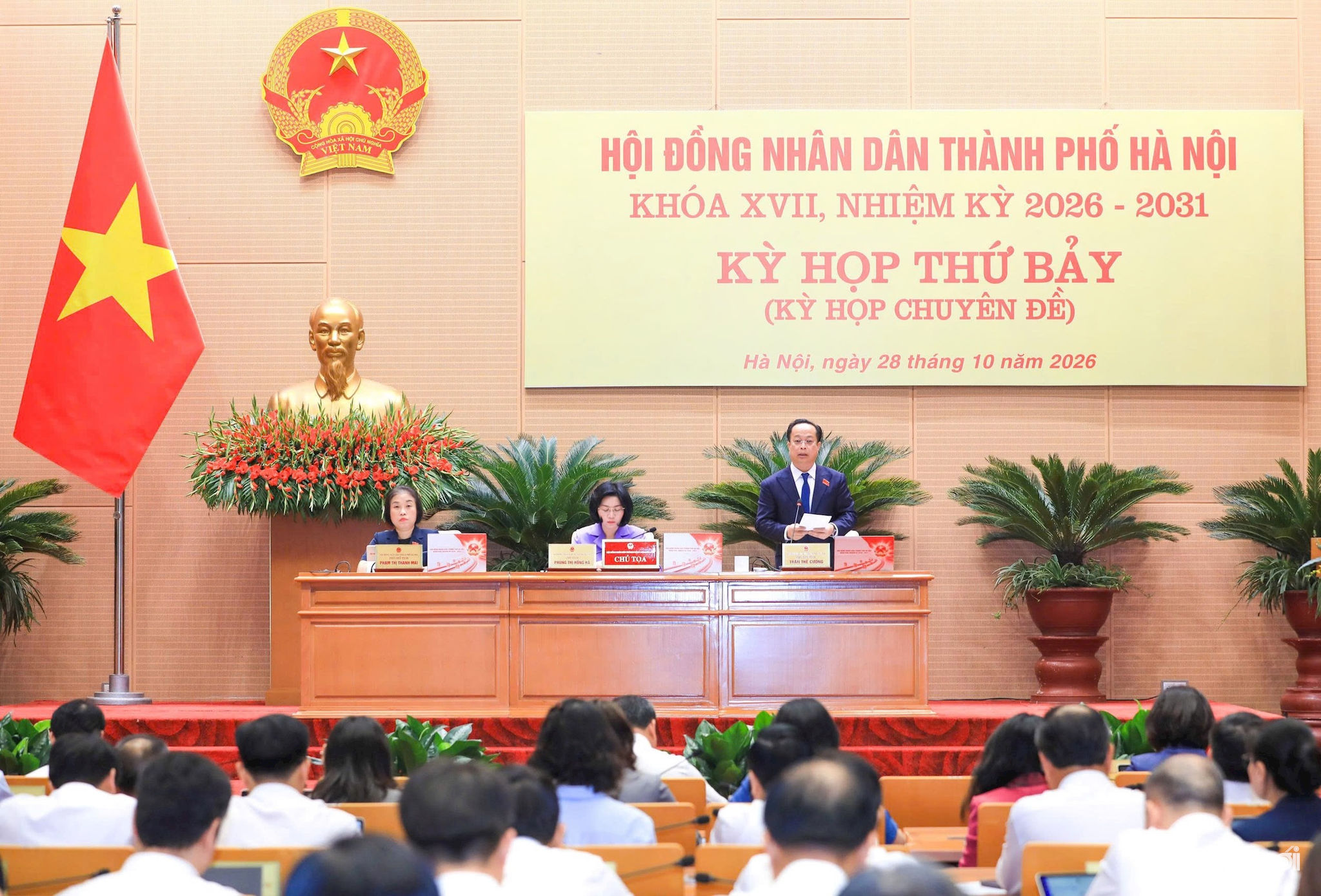 Phó Chủ tịch Thường trực HĐND thành phố Hà Nội Trần Thế Cương điều hành kỳ họp.