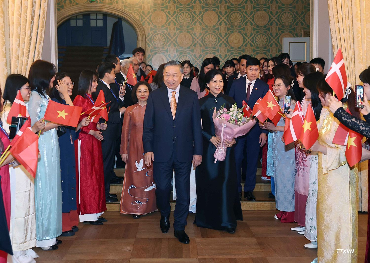 tong-bi-thu-chu-tich-nuoc-to-lam-va-phu-nhan-ngo-phuong-ly-du-buoi-gap-go-can-bo-nhan-vien-dai-su-quan-viet-nam-tai-dan-mach.jpg