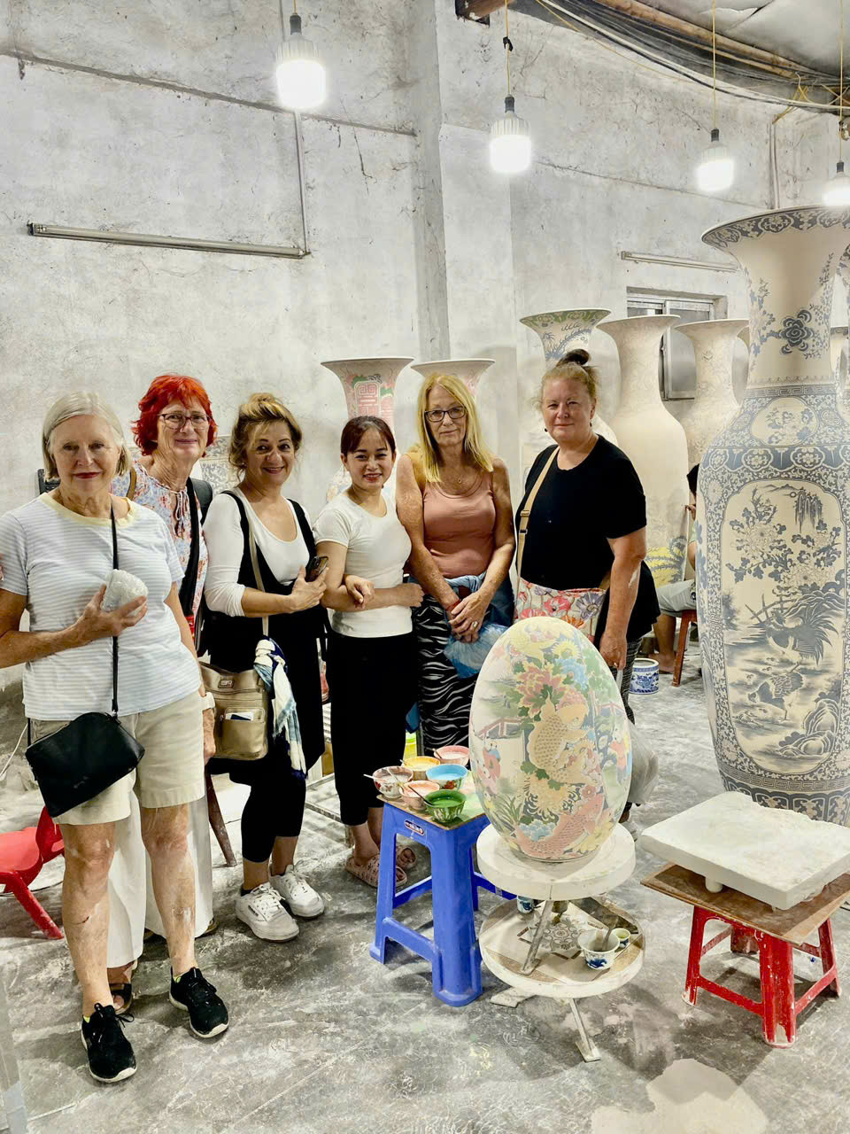 Du khách quốc tế trải nghiệm làm gốm tại làng cổ Kim Lan. Ảnh: P.N