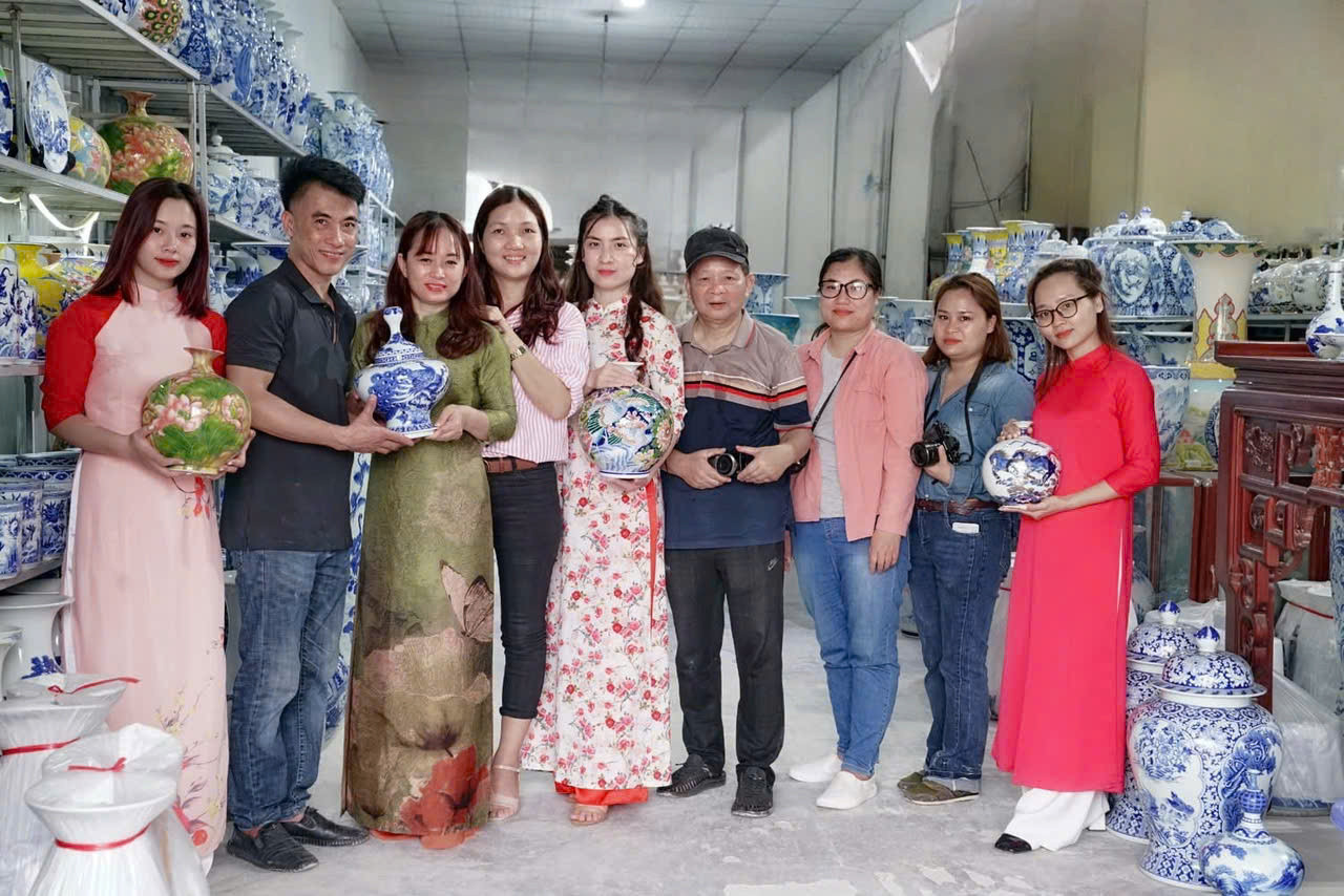 Du khách tham quan, tìm hiểu về sản phẩm gốm tại cơ sở sản xuất của nghệ nhân Phạm Nguyên. Ảnh: NVCC