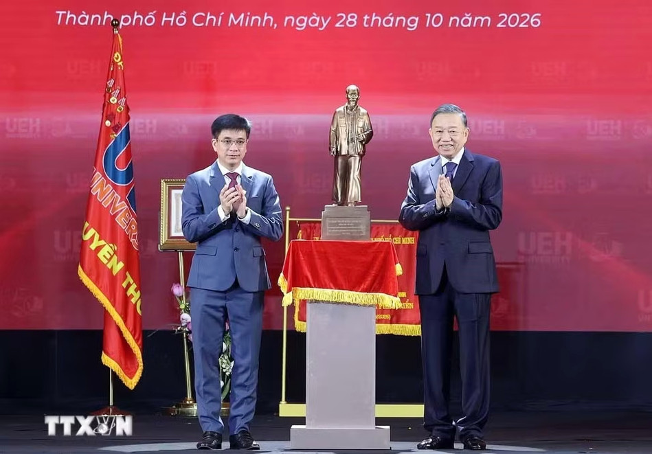 Tổng Bí thư, Chủ tịch nước Tô Lâm trao tặng bức tượng Chủ tịch Hồ Chí Minh cho Đại học Kinh tế Thành phố Hồ Chí Minh. Ảnh: Thống Nhất/TTXVN