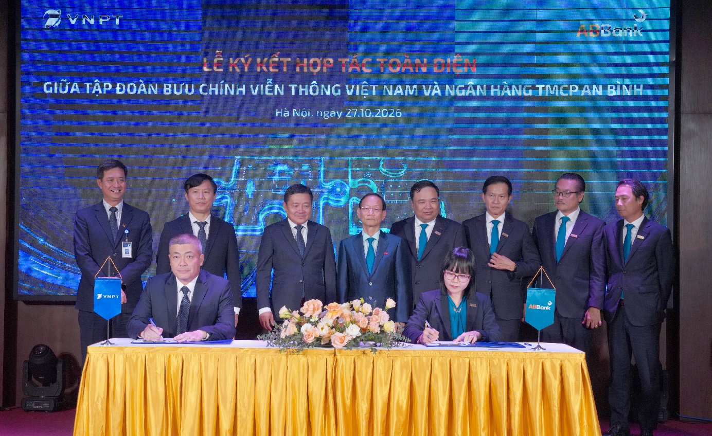 Ông Ngô Diên Hy, Phó Tổng Giám đốc Tập đoàn VNPT và bà Nguyễn Thị Hương, Phó Tổng Giám đốc Ngân hàng ABBank, ký kết thỏa thuận hợp tác giữa hai đơn vị.