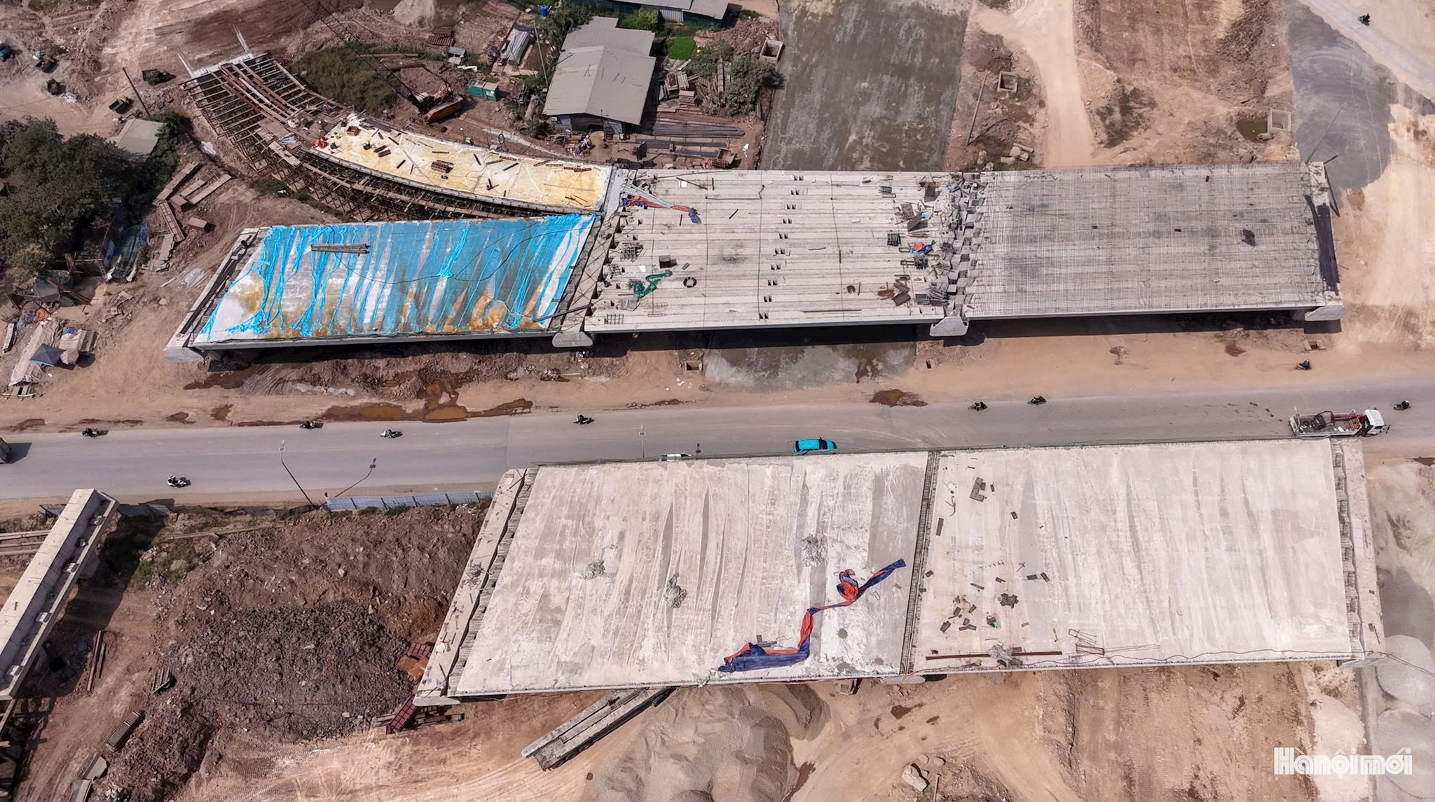 Từ trên cao, các tuyến đường dẫn và kết cấu cầu tạo nên những đường nét rõ ràng hơn cho nút giao.