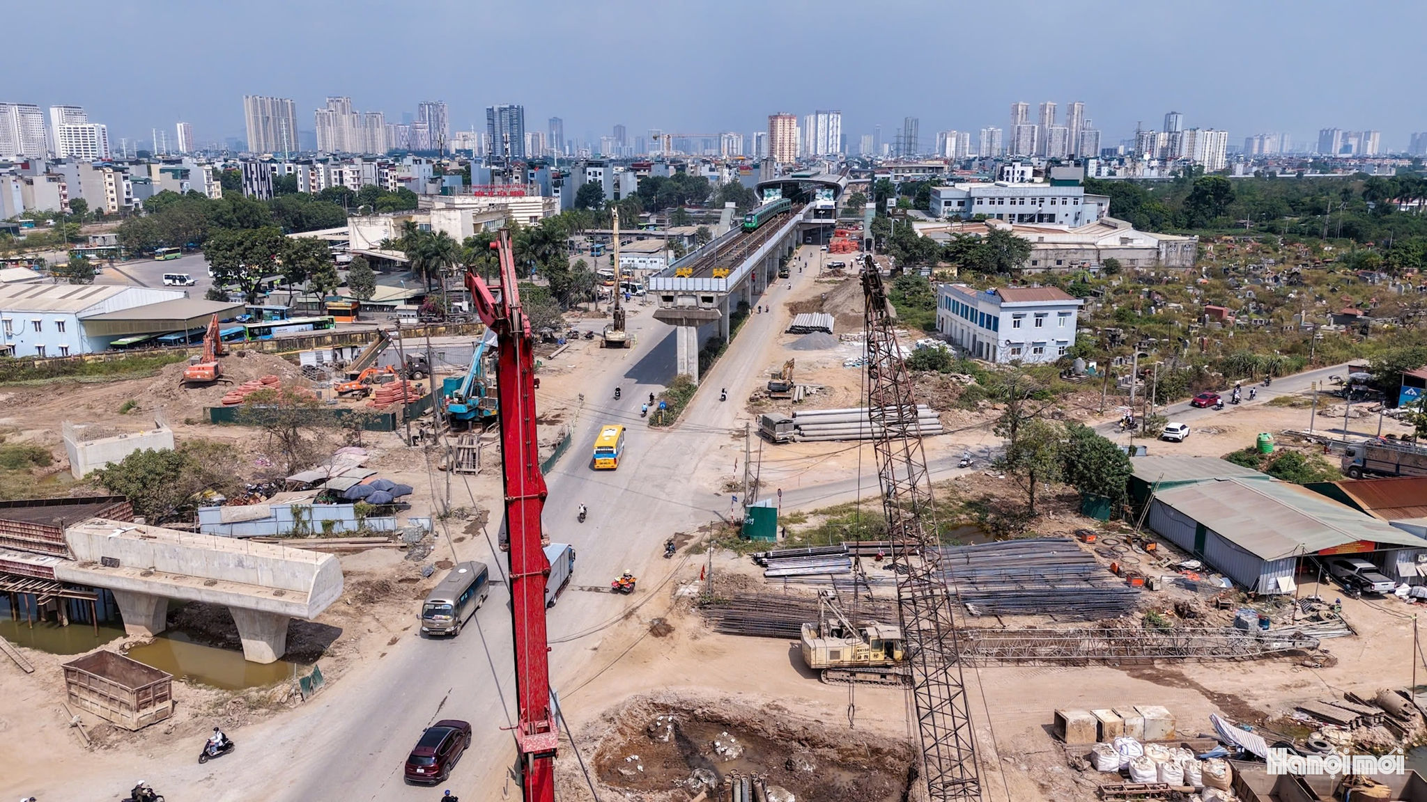 Trên công trường, những phiến dầm kích thước lớn đang được lắp đặt, tạo hình cho kết cấu cầu vượt. Các nhánh đường dẫn lên xuống cũng dần lộ diện, từng bước định hình tổng thể nút giao.
