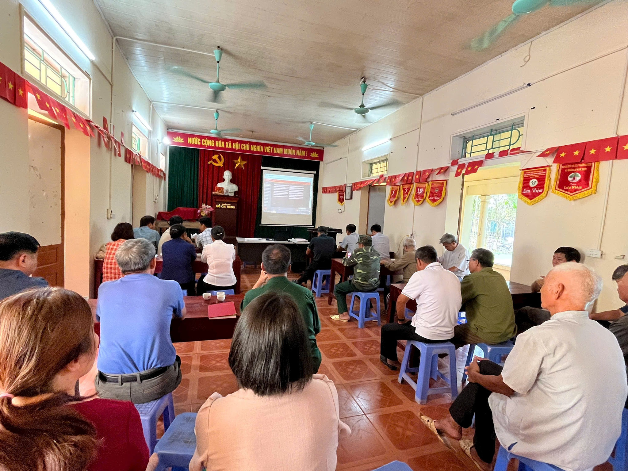 Chi bộ thôn 5, xã Quảng Bị sử dụng các ứng dụng như ChatGPT, Gemini để tham khảo, hệ thống hóa các nội dung tuyên truyền. Ảnh: PV