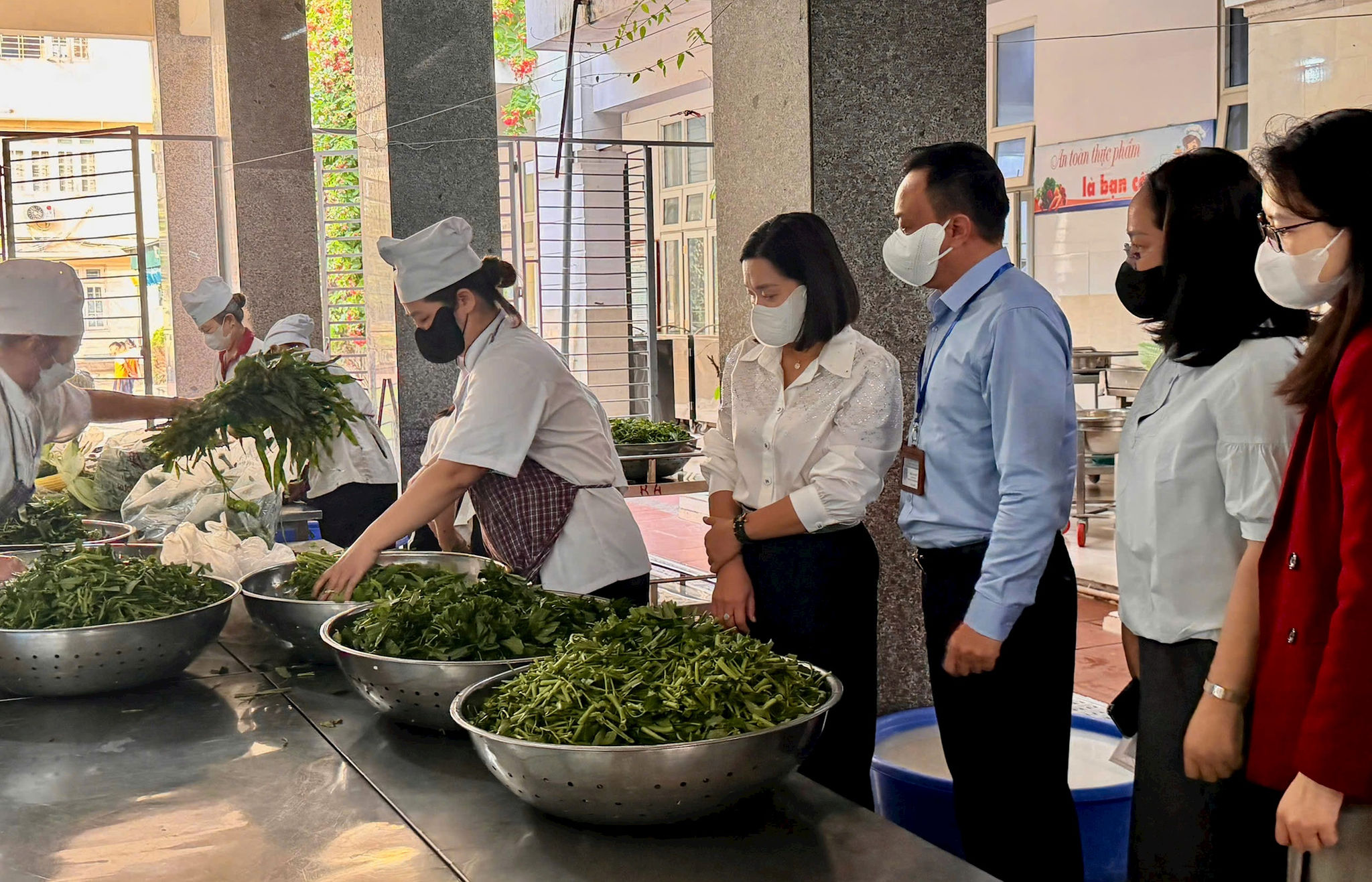 Đoàn kiểm tra liên ngành của Sở Nông nghiệp và Môi trường Hà Nội kiểm tra nguồn gốc nông sản, thực phẩm tại bếp ăn tập thể Trường Tiểu học Văn Yên (phường Hà Đông). Ảnh: Quỳnh Dung