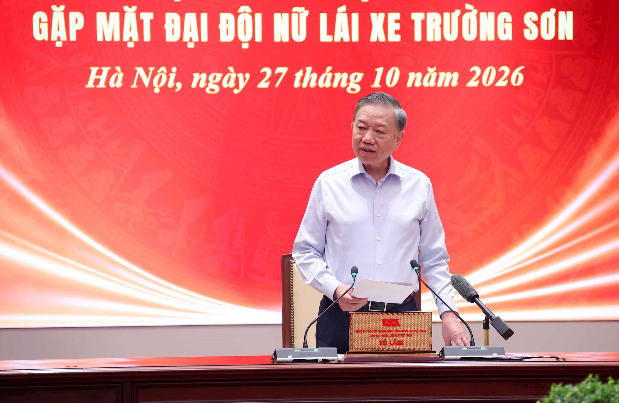 tong-bi-thu-chu-tich-nuoc-to-lam-phat-bieu-tai-buoi-gap-mat-dai-doi-nu-lai-xe-truong-son.-anh-ttxvn.jpg