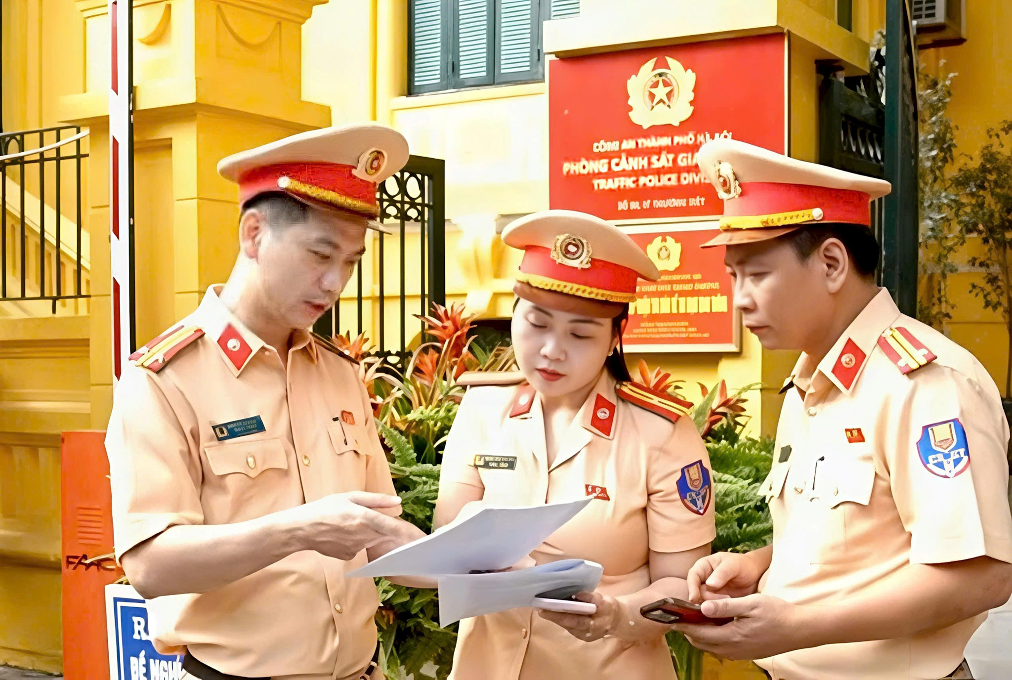 Trung tá Nguyễn Ngọc Tiến (ngoài cùng bên phải)và các đồng nghiệp trao đổi kịch bản trước khi quay clip. Ảnh PV