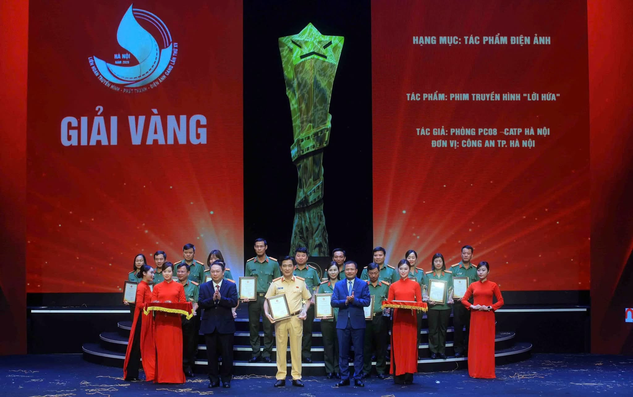 Đại diện Ban Chỉ huy Phòng CSGT cùng ekip nhận Huy chương Vàng cho tác phẩm video số 